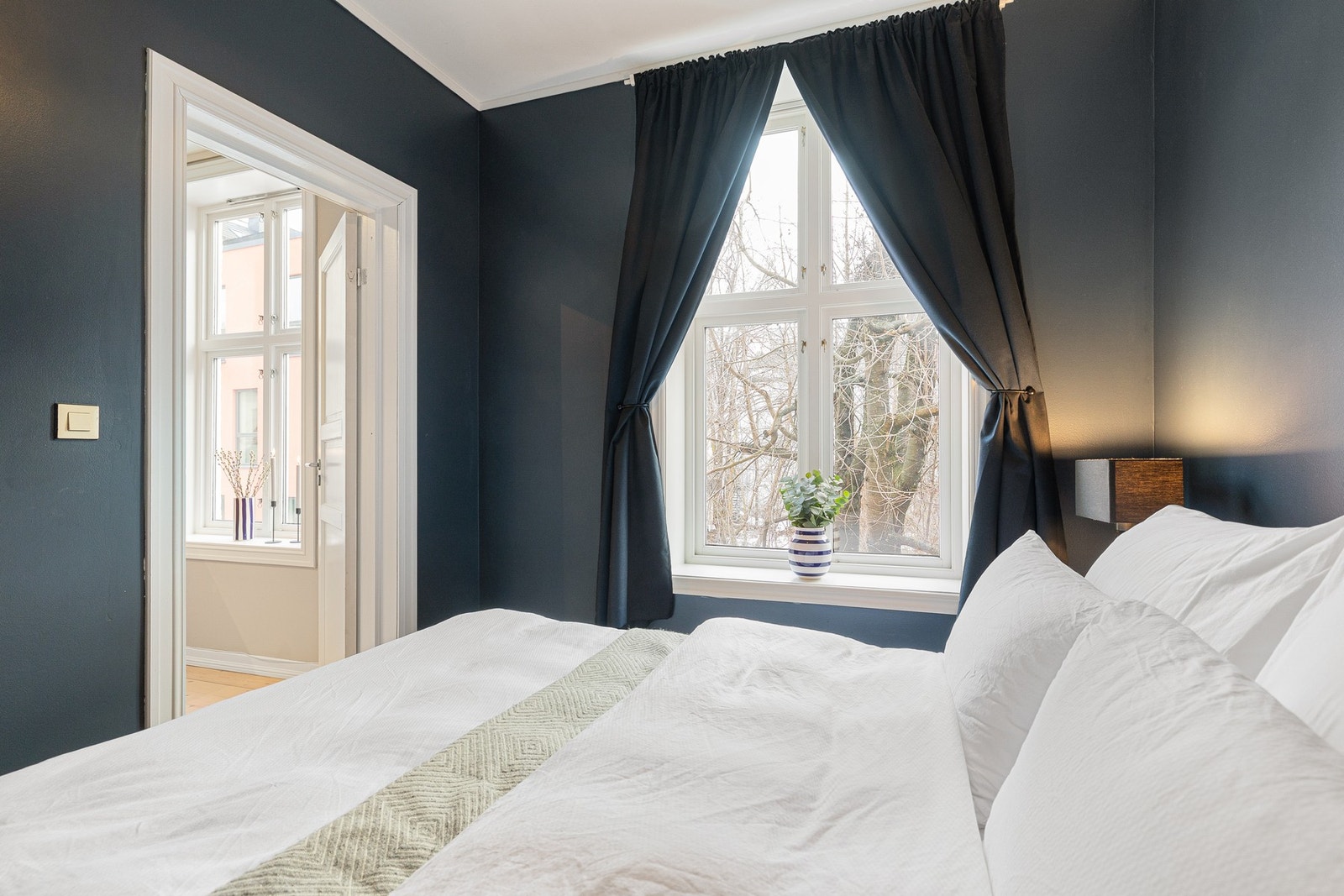 Soverommet ligger rolig til mot bakgård og gir et perfekt sted for hvile. Galleribilde