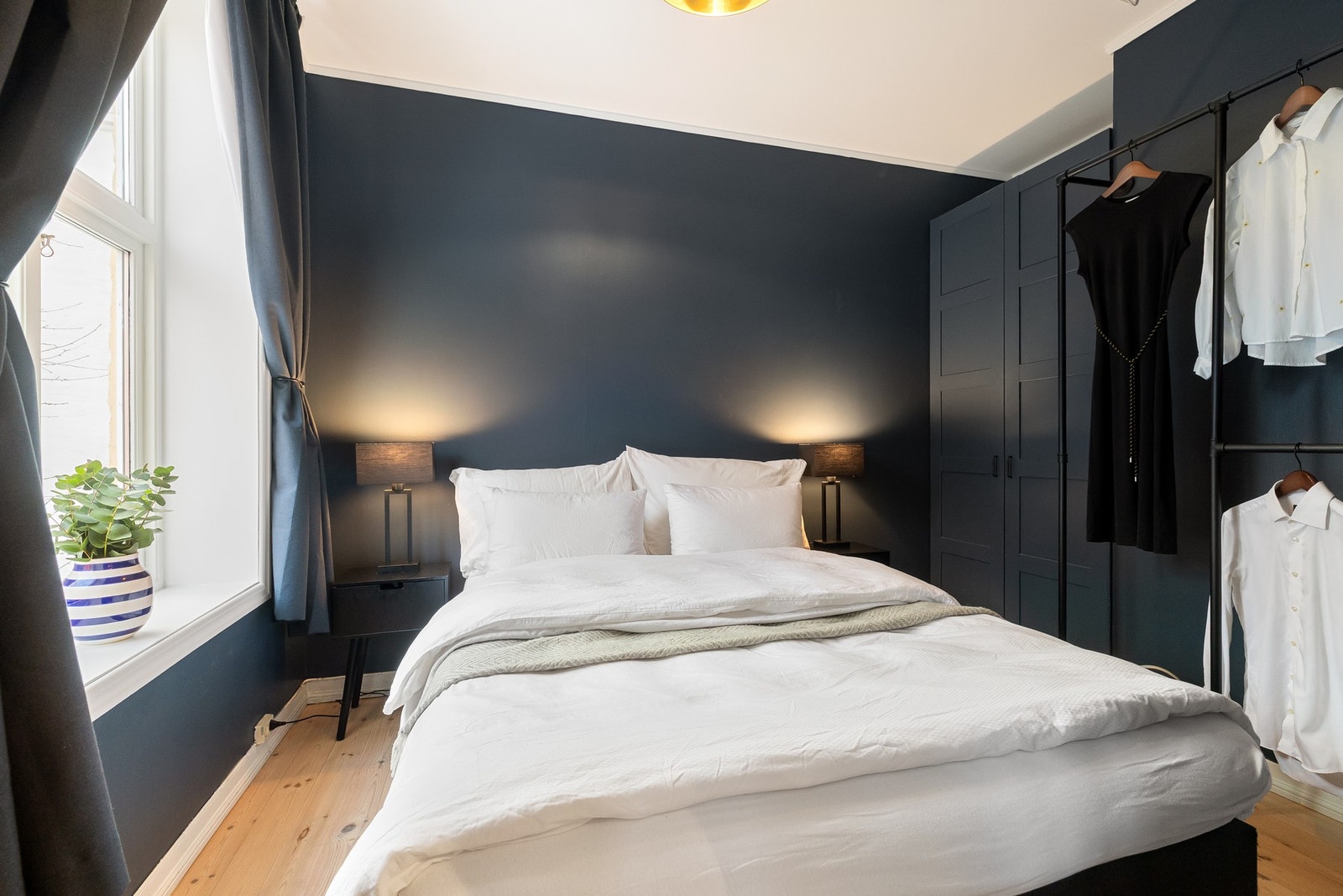 Soverommet har god plass til dobbeltseng og garderobeløsninger. Galleribilde