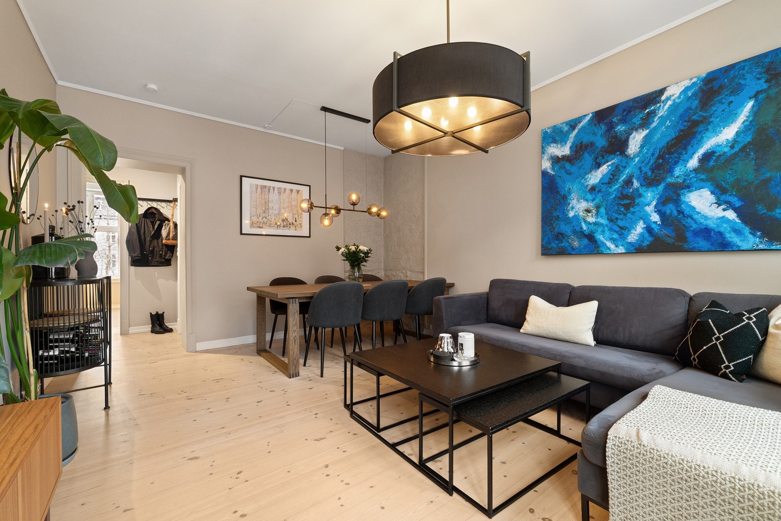 Boligen fremstår lys og innbydende med store vindusflater som gir rikelig med naturlig lys. Galleribilde