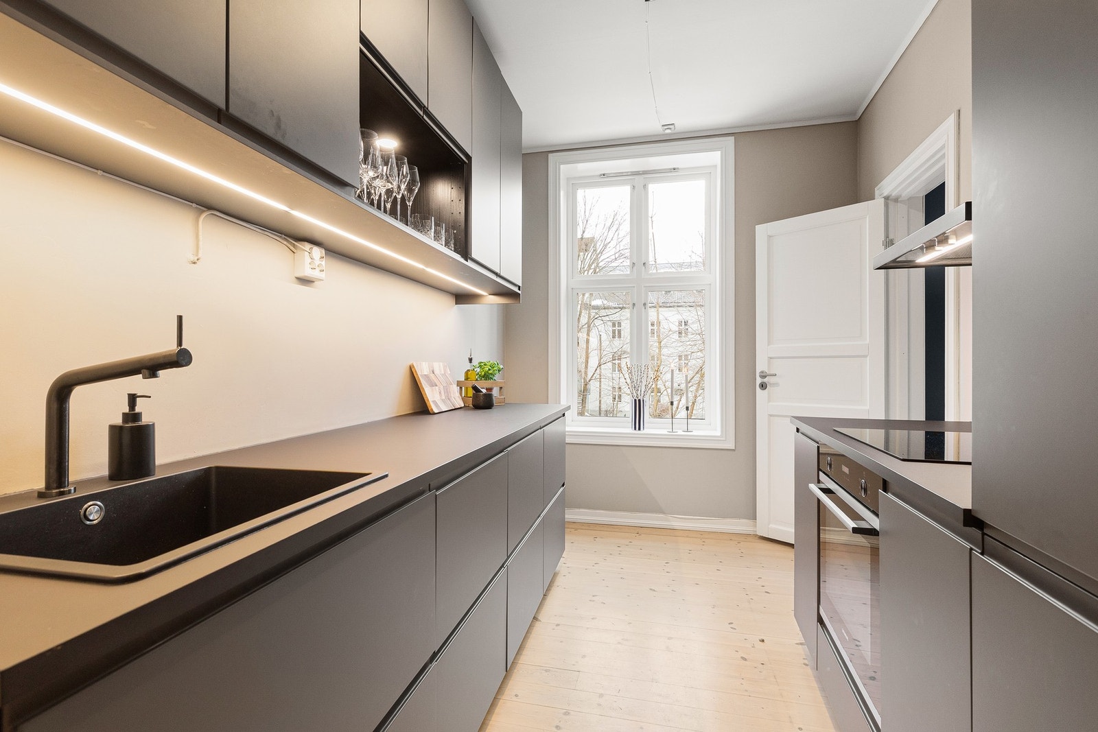 Planløsningen gir gode arbeidsforhold og gjør kjøkkenet godt egnet både til daglig bruk og når man har gjester. Galleribilde