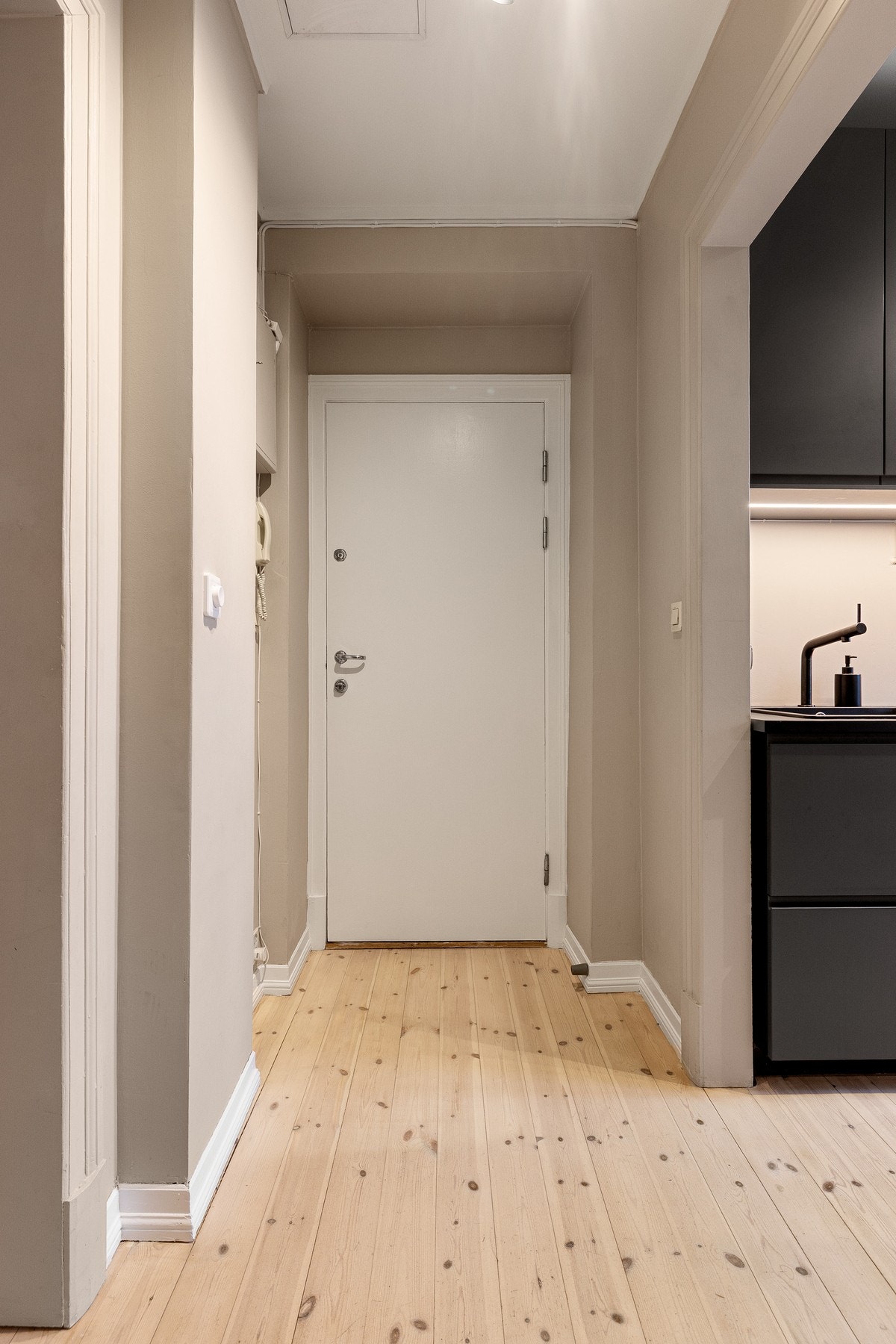 Leiligheten har et innbydende og romslig inngangsparti som gir et godt førsteinntrykk. Galleribilde