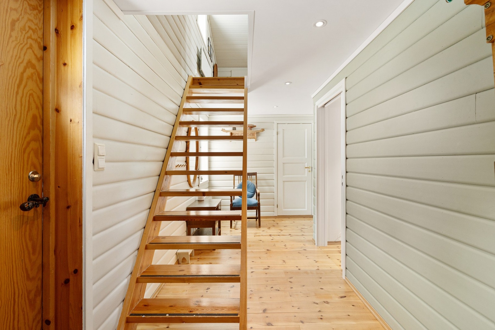 Det er en loftstue med gulvareal på 33 kvm. Galleribilde