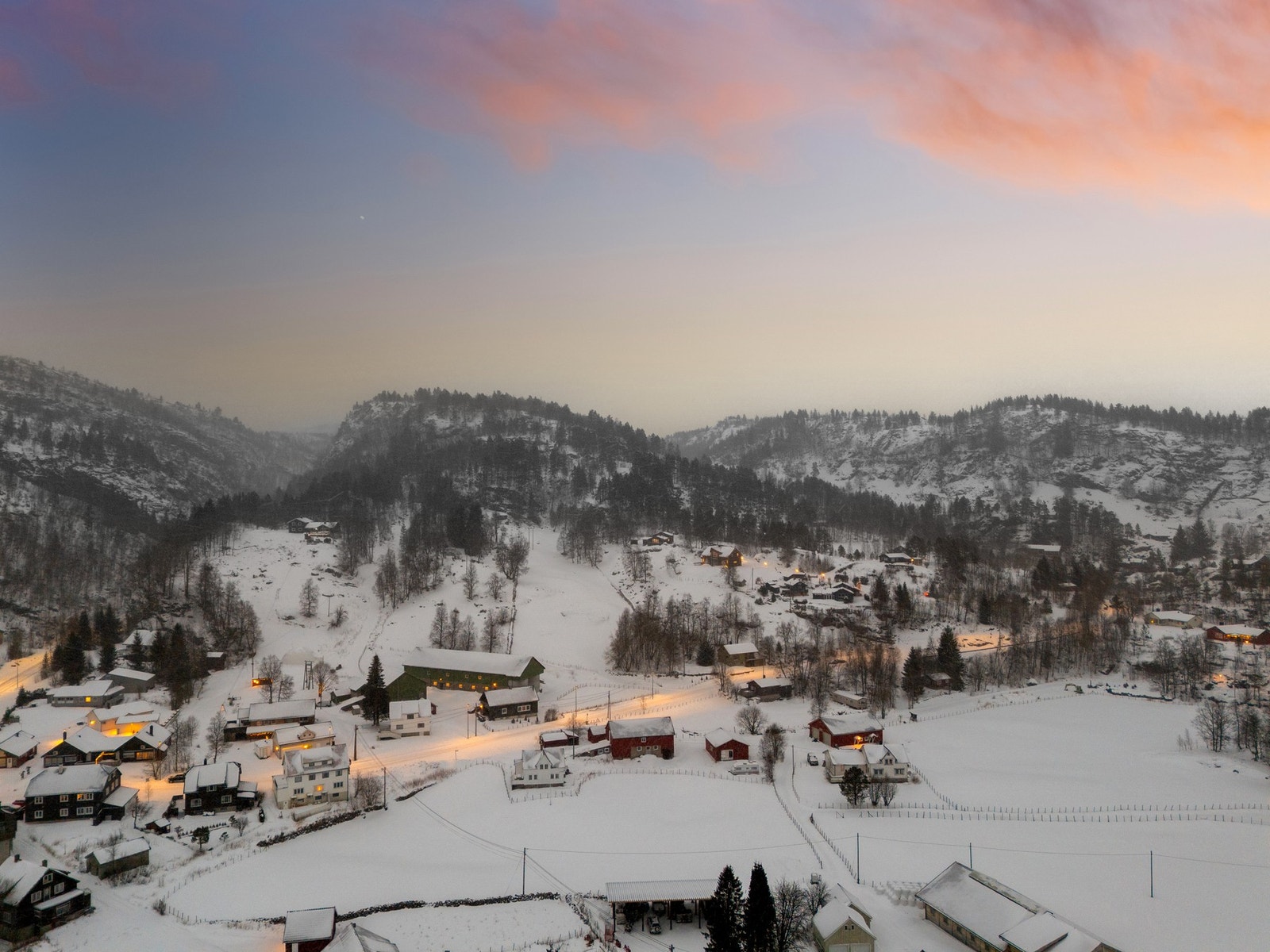 Flott beliggenhet for en familie med nydelige turområder. Galleribilde