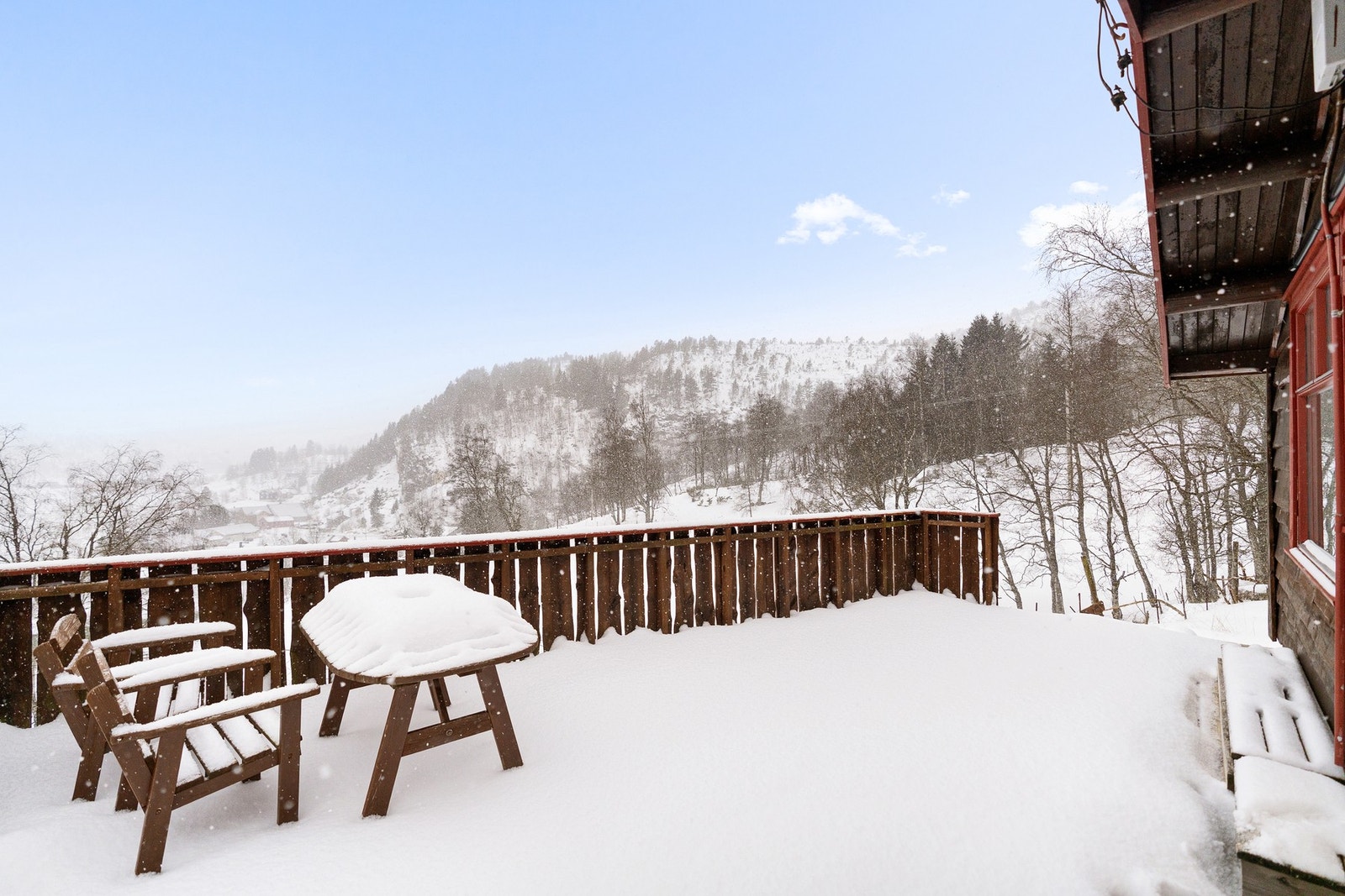 Terrassen ligger sørvest-vendt og har fantastiske solforhold. Galleribilde