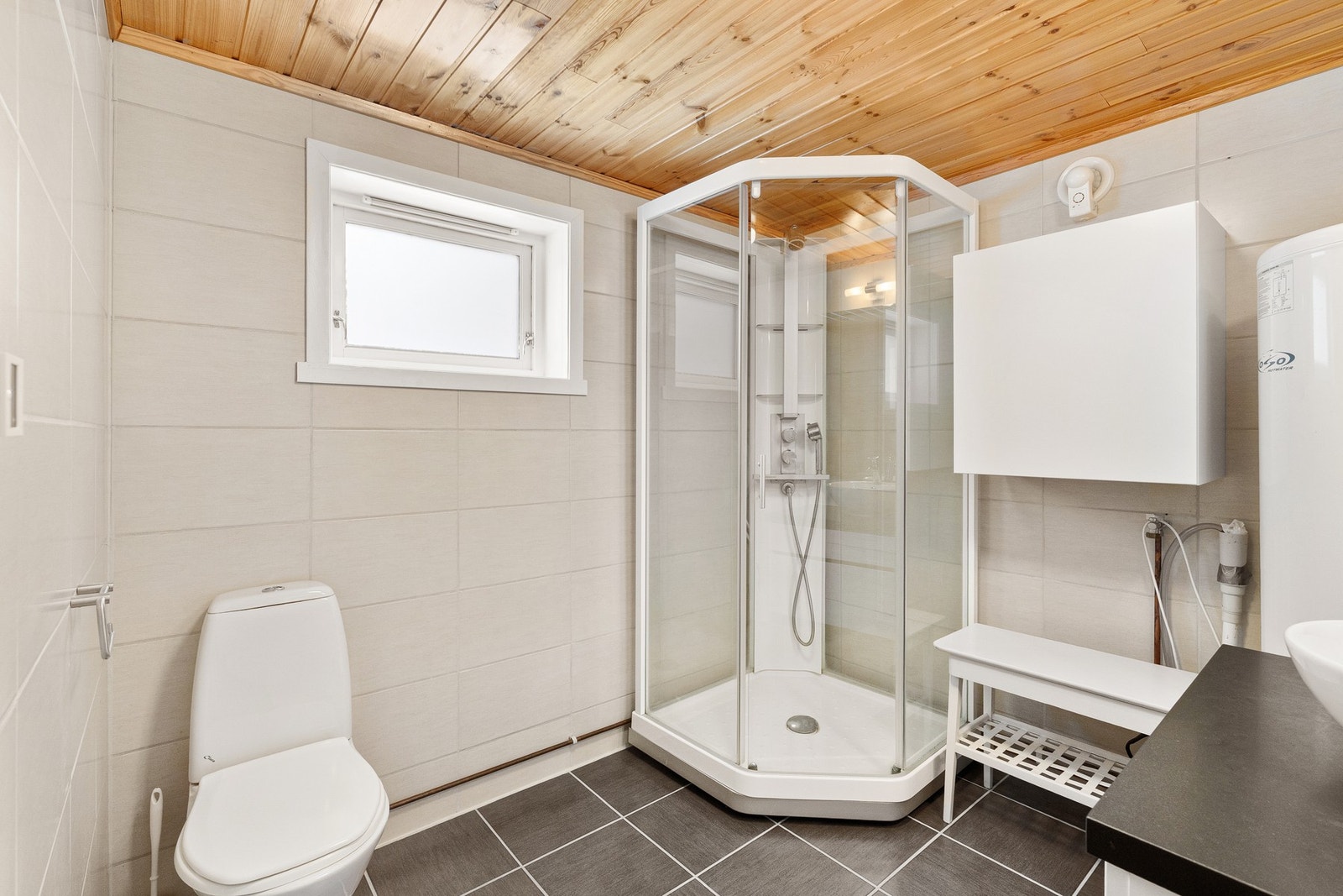 Det er fliselagt gulv med varmekabler, dusjkabinett og elektrisk styrt vifte. Galleribilde