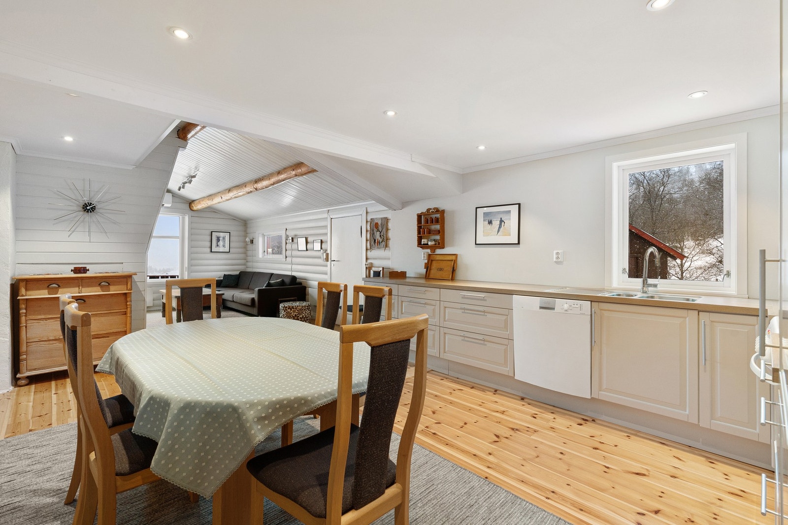 Her er det god plass til å lage gode måltider og ha hyggelige middager. Galleribilde