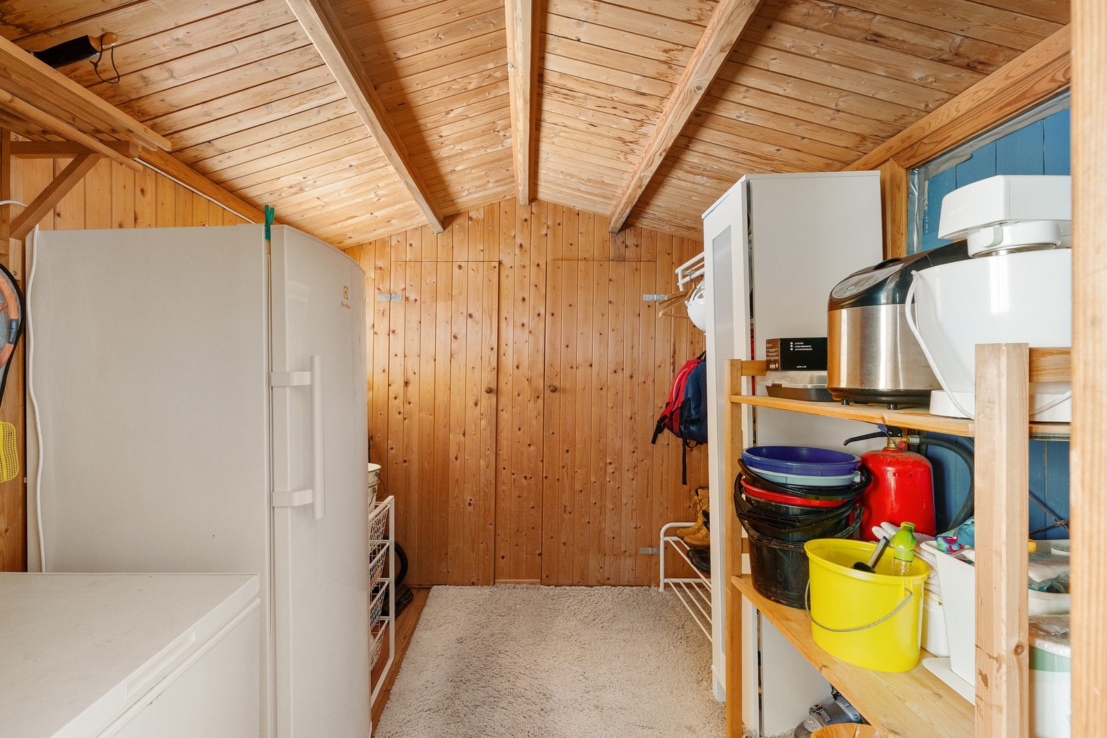 Romslig innvendig bod med god lagringsplass. Galleribilde