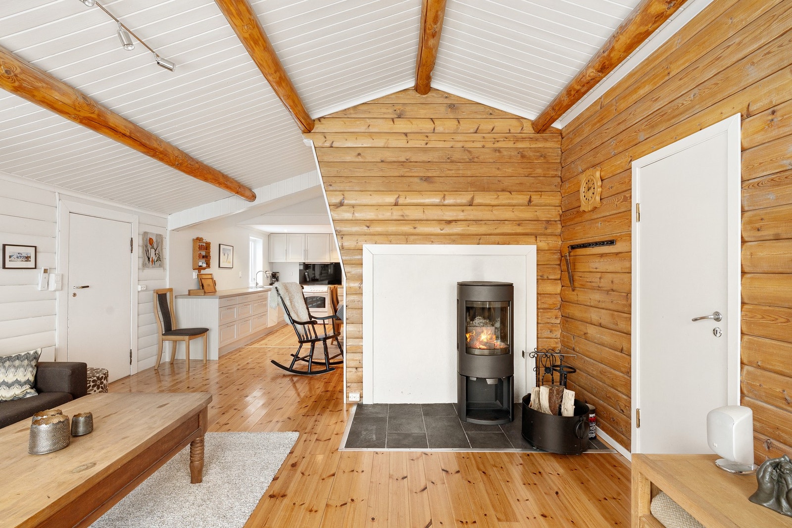 Det er god takhøyde i stuen som gir en romslig følelse. Galleribilde