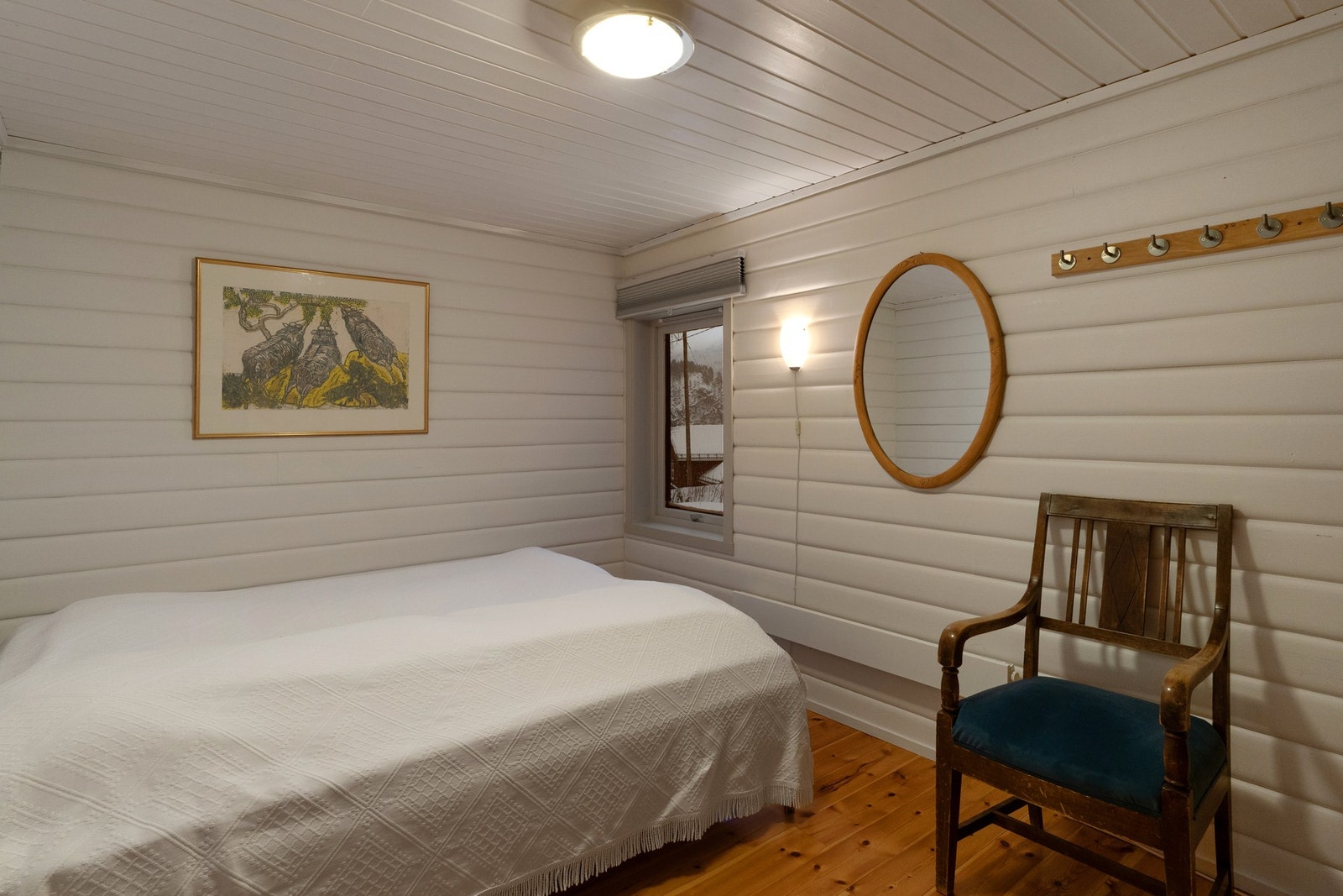 Det er 3 soverom i første etasje, og hems med rikelig med sengeplasser. Galleribilde