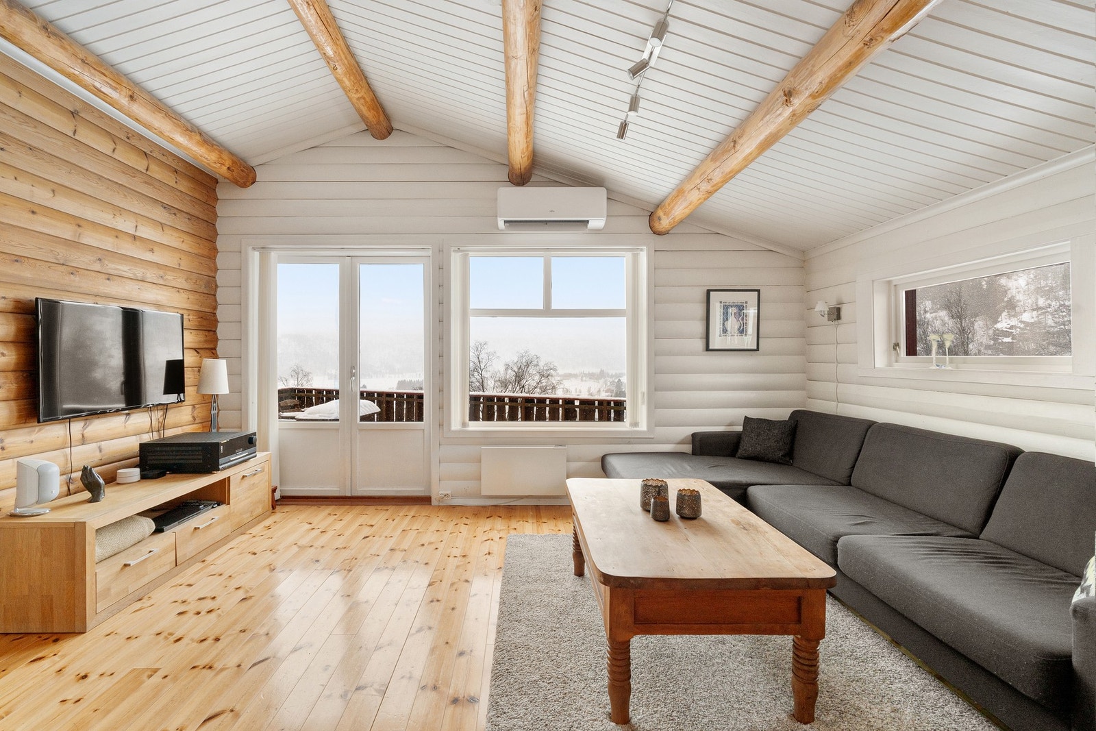 Det er utgang til terrassen fra stuen, terrassen er på hele 27 kvm. Galleribilde