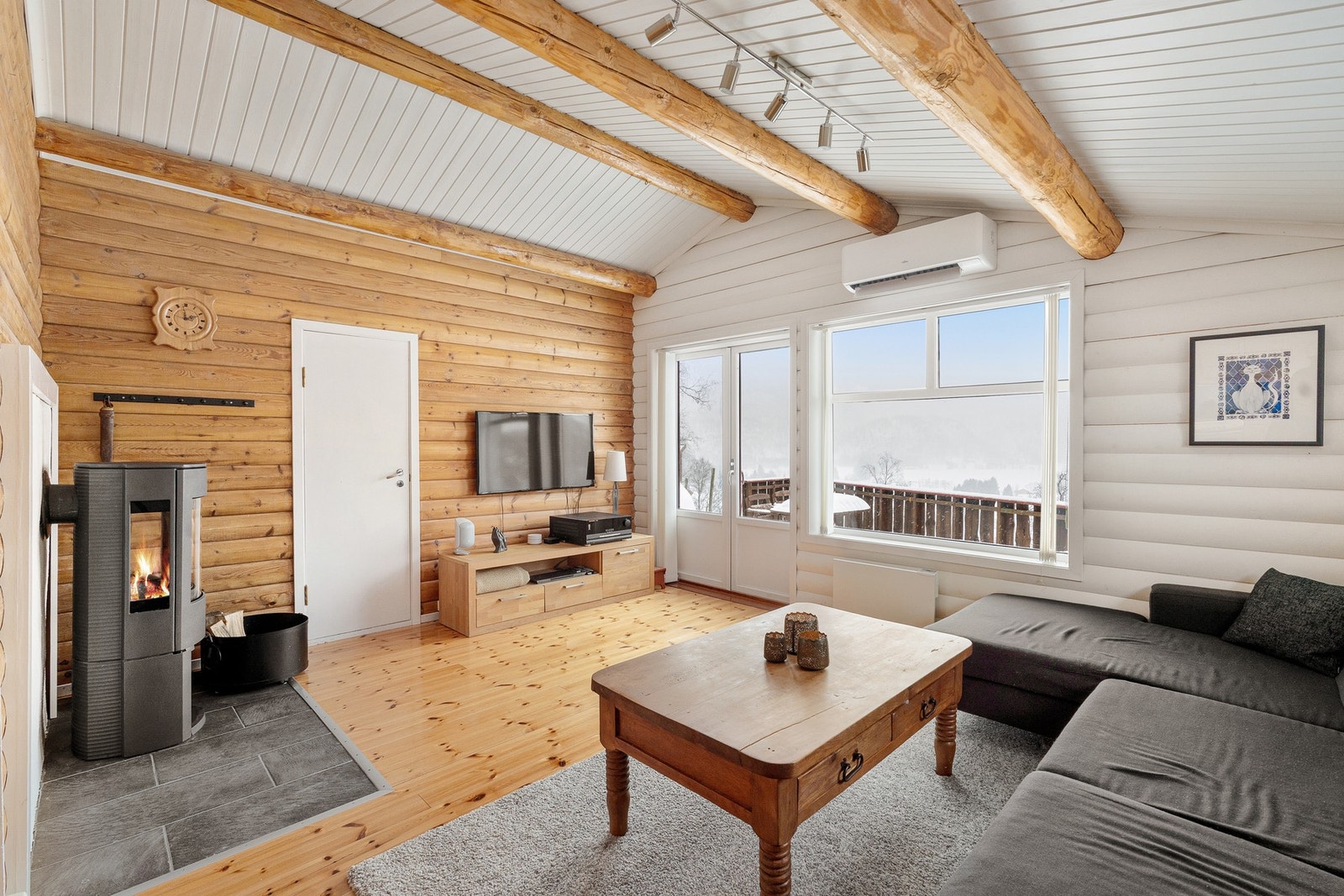 Legg gjerne merke til at det i tillegg til denne peisen er varmepumpe. Galleribilde