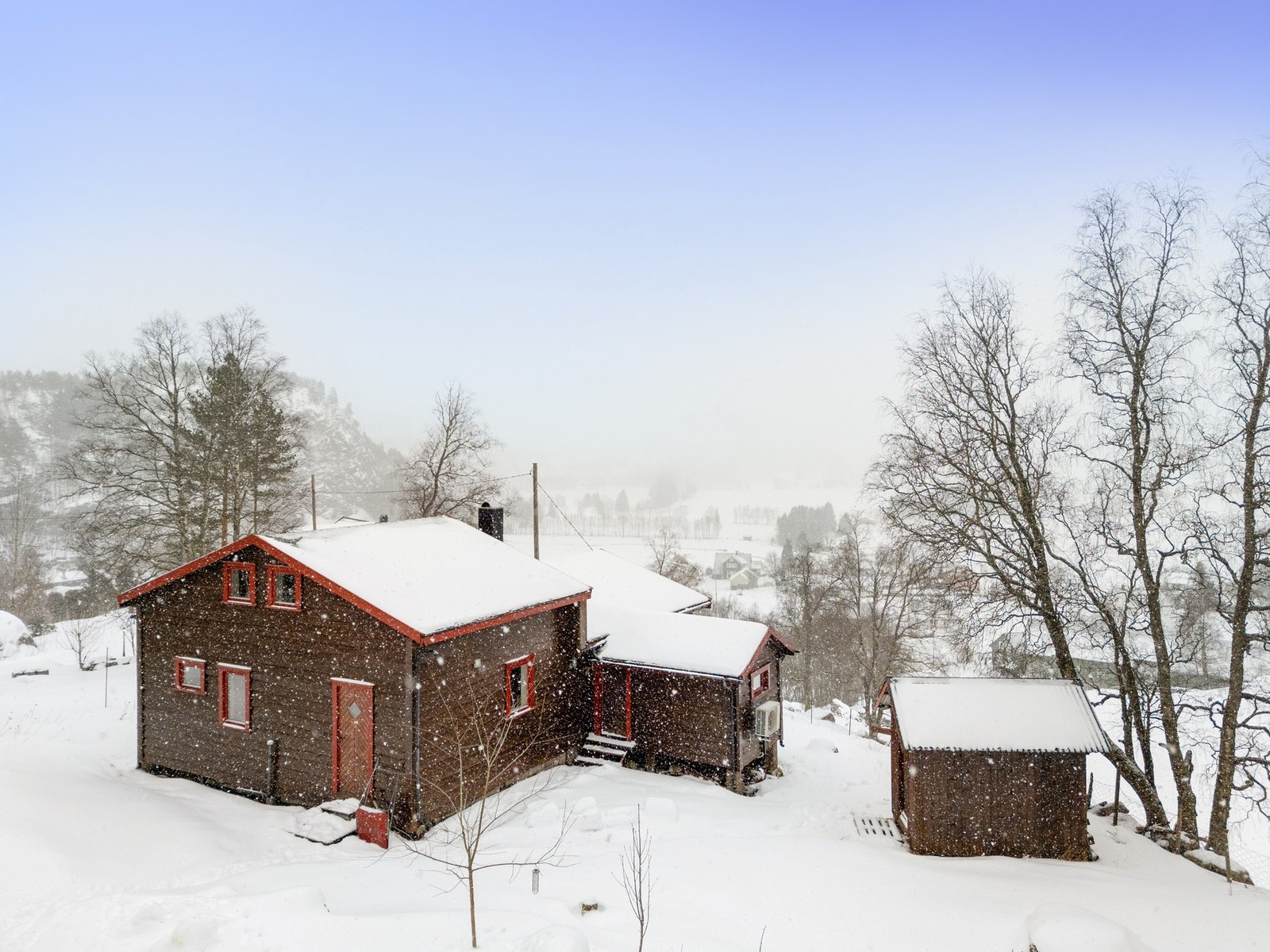 Det er 2 boder, en utvendig og en innvendig. Perfekt for gode lagringsmuligheter. Galleribilde