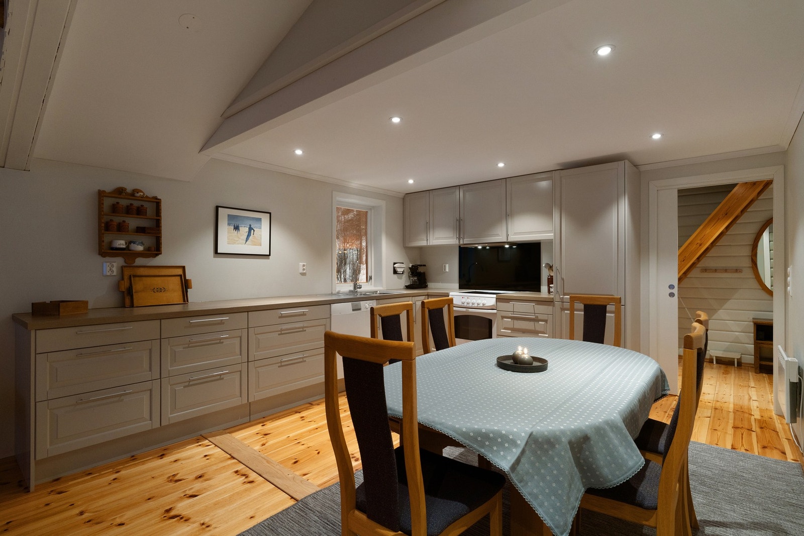 Veldig fint kjøkken med tilhørende hvitevarer - kjøl og frys, oppvaskmaskin, komfyr og steketopp. Her kommer neste eier til dekket bord! Galleribilde