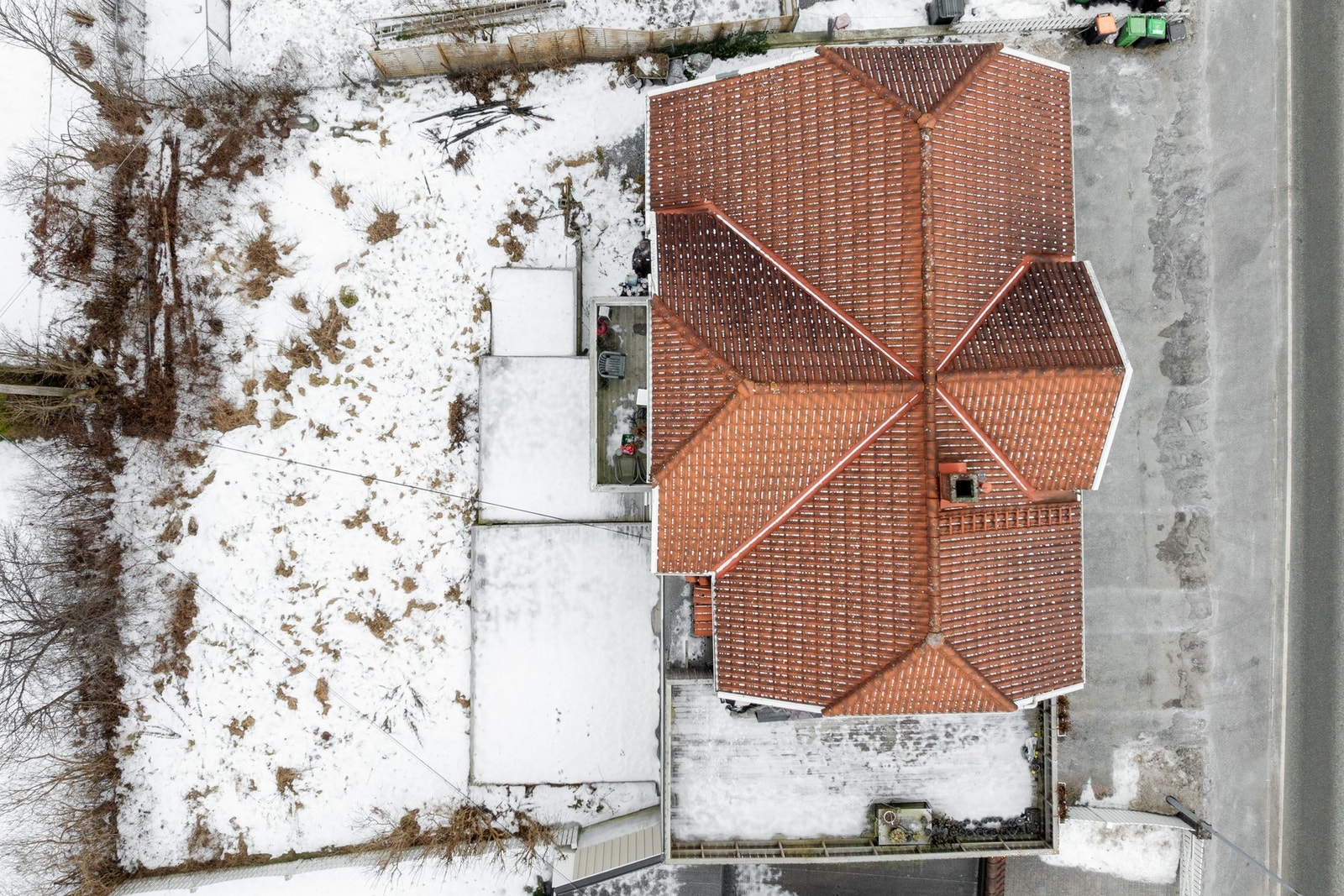 Dronebilde med oversikt over tomten til eiendommen Galleribilde