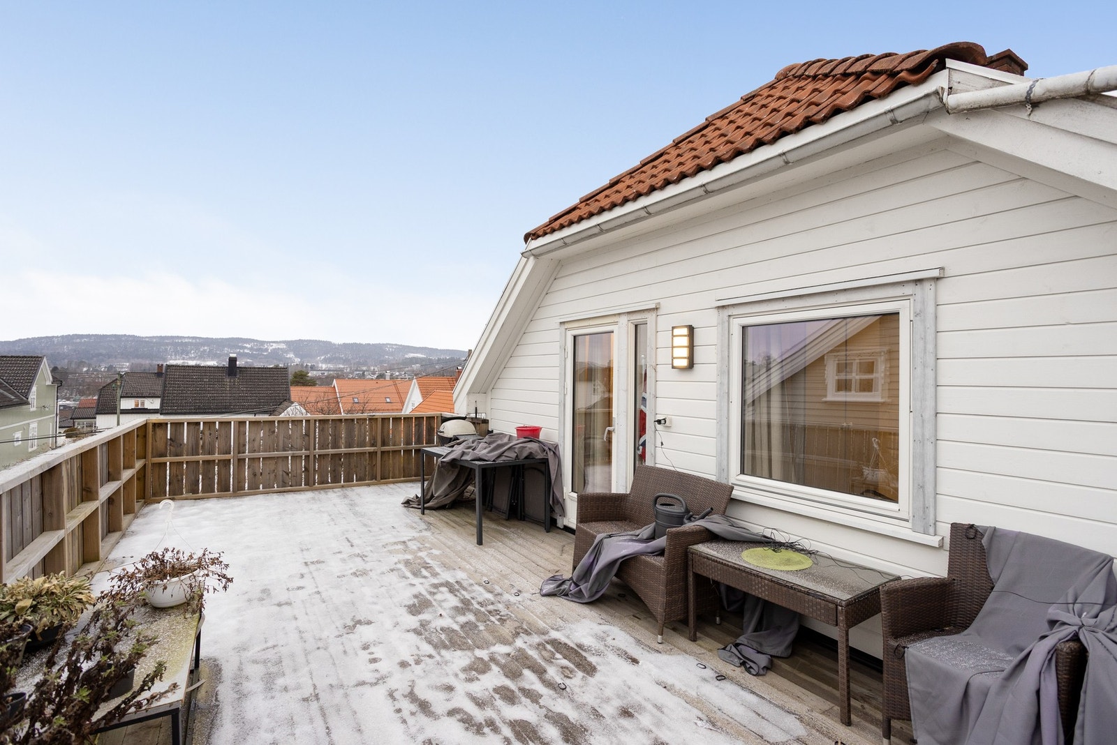 Leiligheten i 2. etasje har to terrasseflater Galleribilde