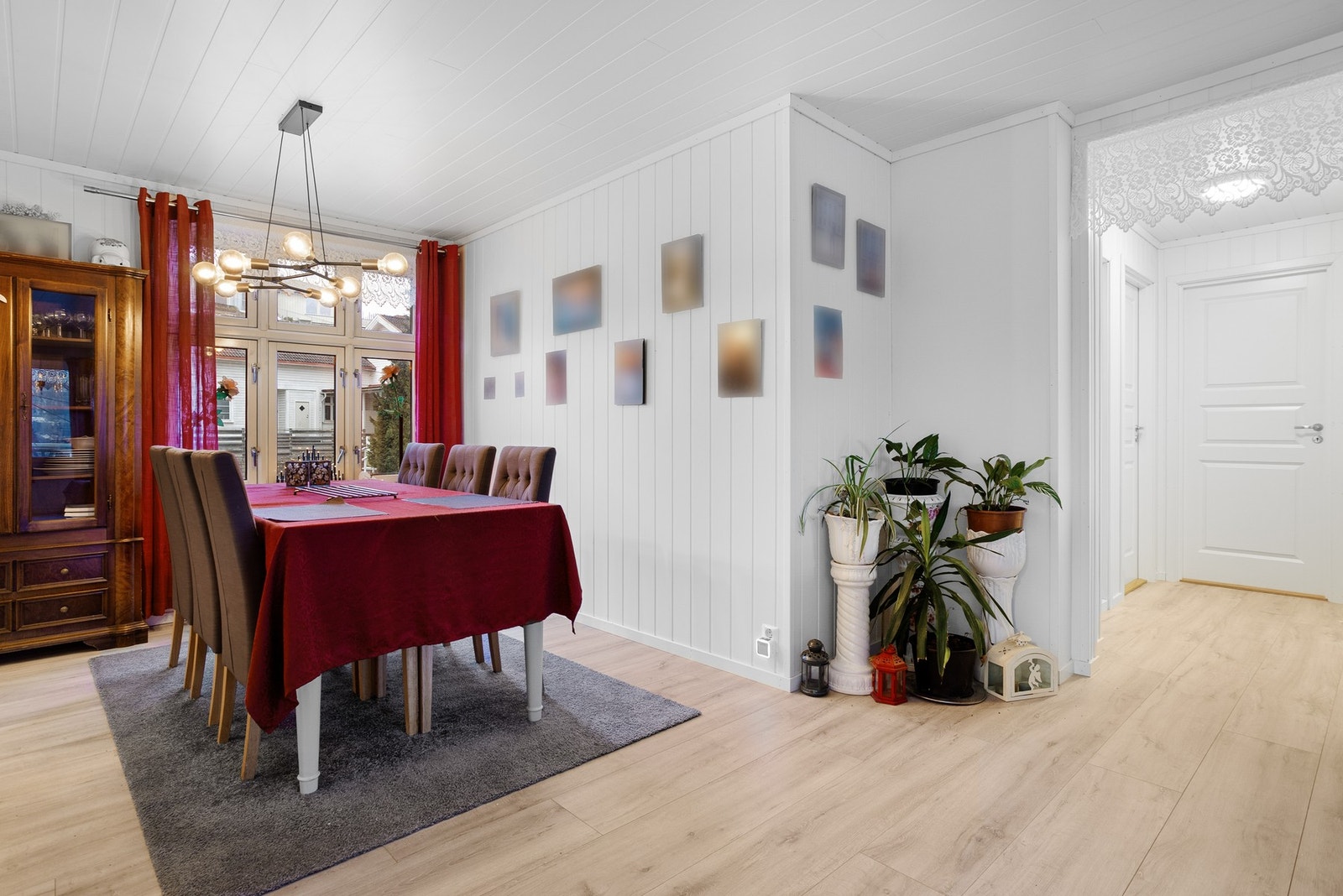 Spisestue og stue i åpen løsning Galleribilde