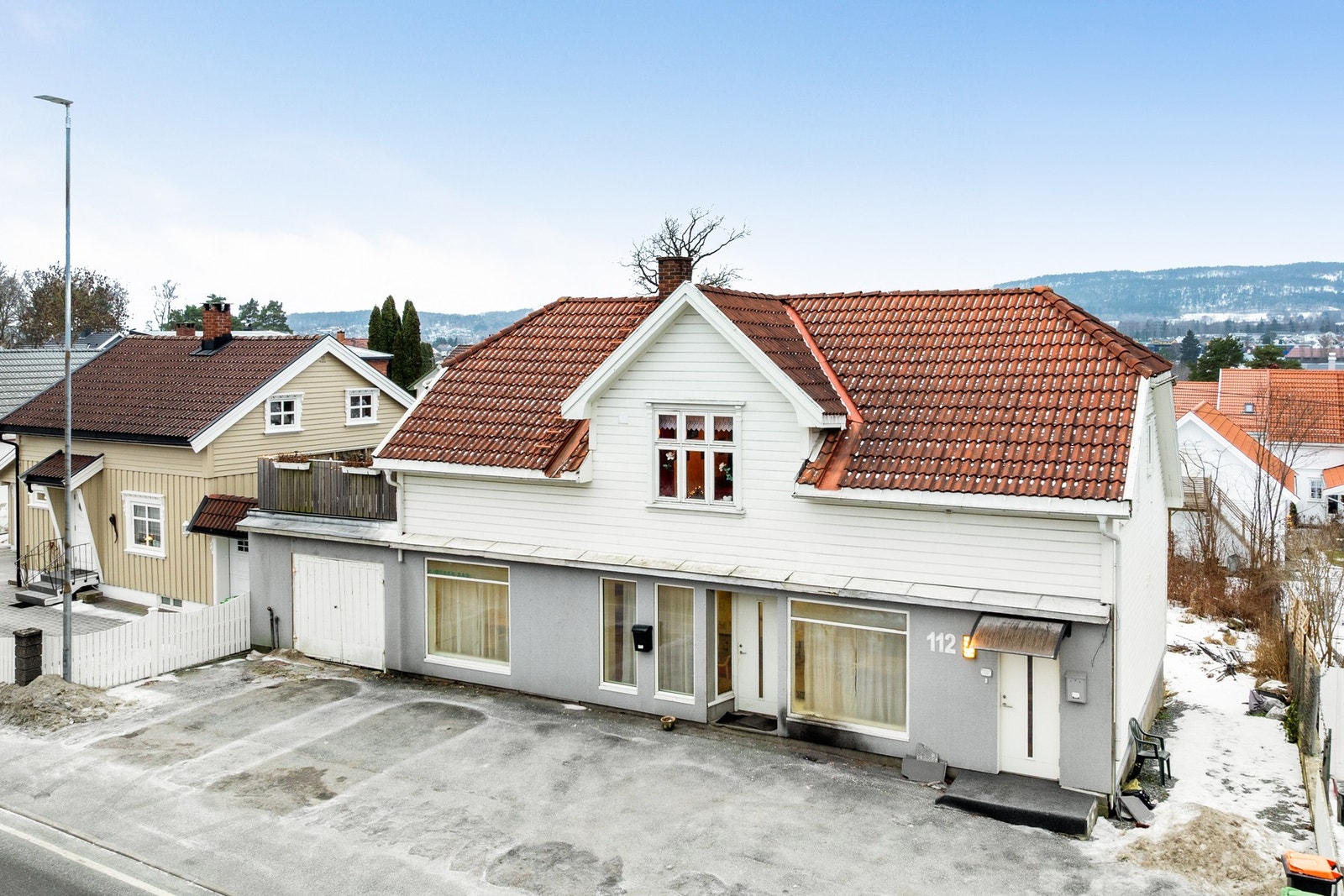 Det er garasje tilhørende eiendommen, port til venstre i bilde Galleribilde