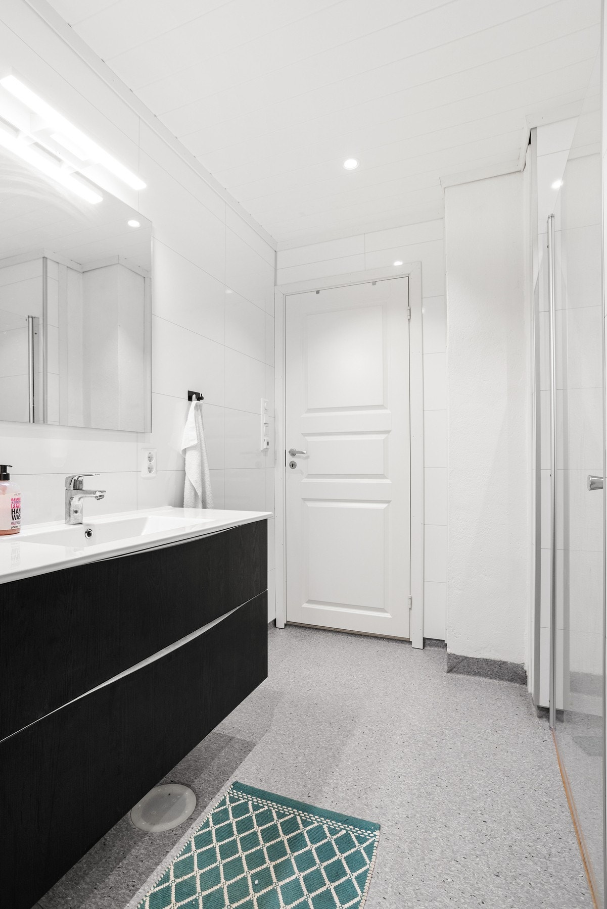 Dushjørne, gulvmontert toalett og baderomsinnreding med speil på veggen, varmekabler i gulv Galleribilde