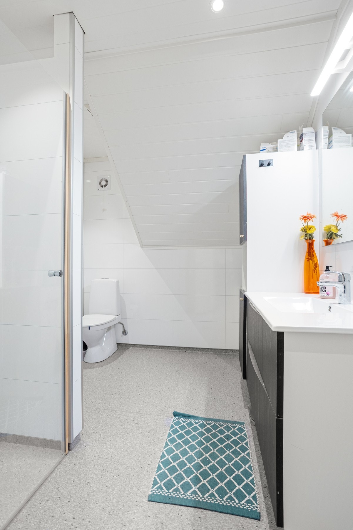 Baderommet i leiligheten er pusset opp i nyere tid av fagfolk Galleribilde