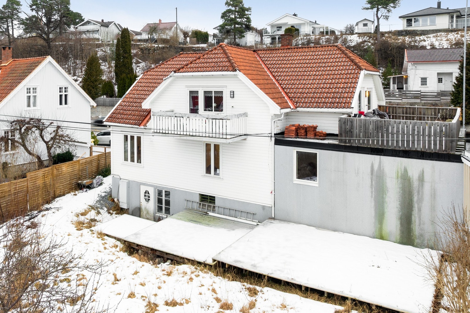 Bak bygningen er det inngang til kjeller og terrasseareal Galleribilde