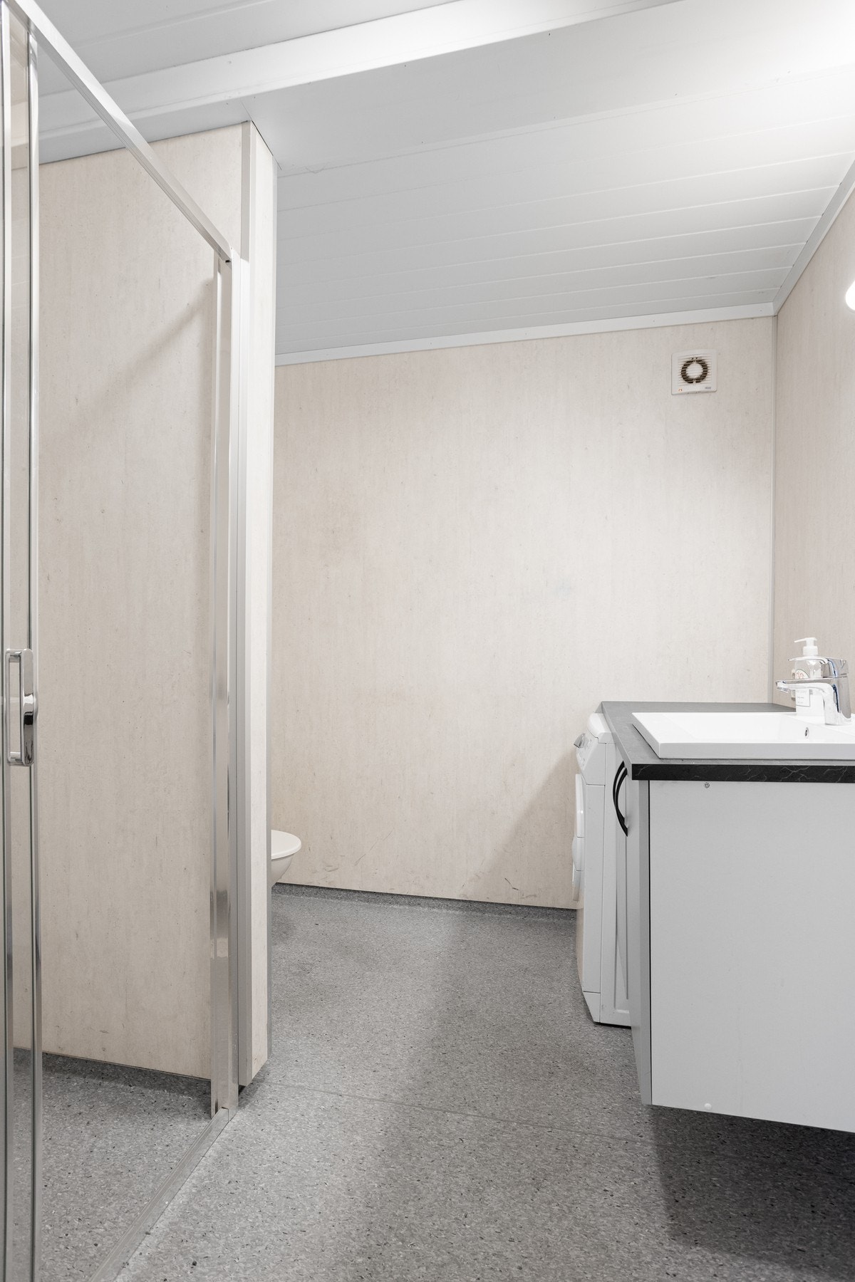 Opplegg til vaskemaskin bak baderomsinnredningen Galleribilde