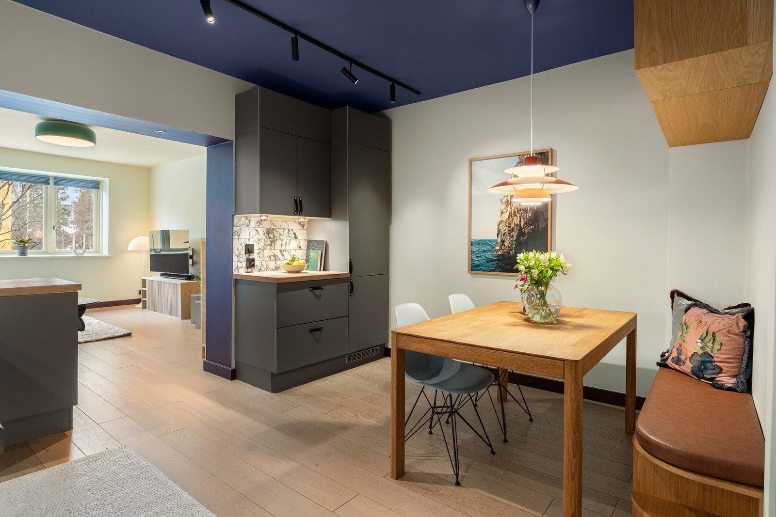 Kjøkken med delvis åpen løsning mot stuen Galleribilde