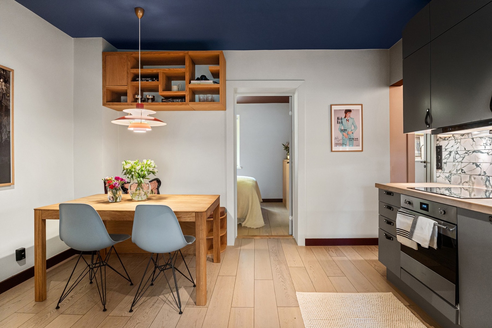 Benkeplate i tre med nedfelt sort komposittvask og ett-greps armatur i krom med uttrekkbar tut Galleribilde