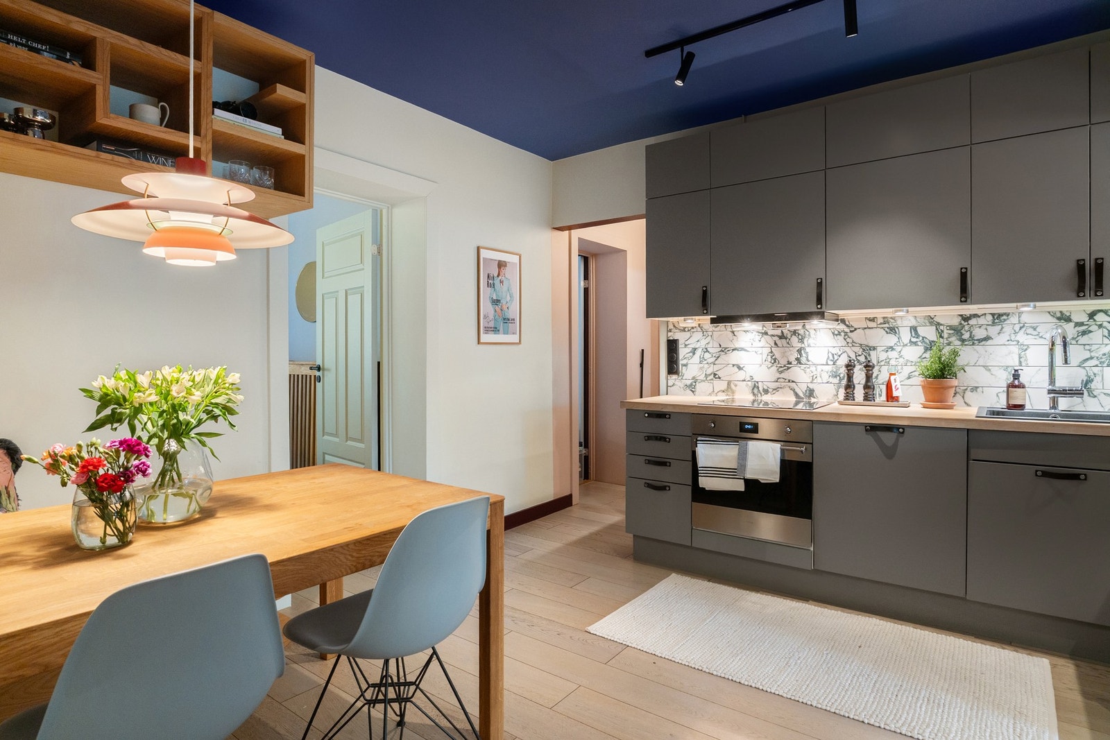 Integrerte hvitevarer som oppvaskmaskin fra Bosch, kjøl/frys fra Electrolux, stekeovn fra Smeg og platetopp Gram samt avtrekksvifte i overskap fra Gorenje Galleribilde