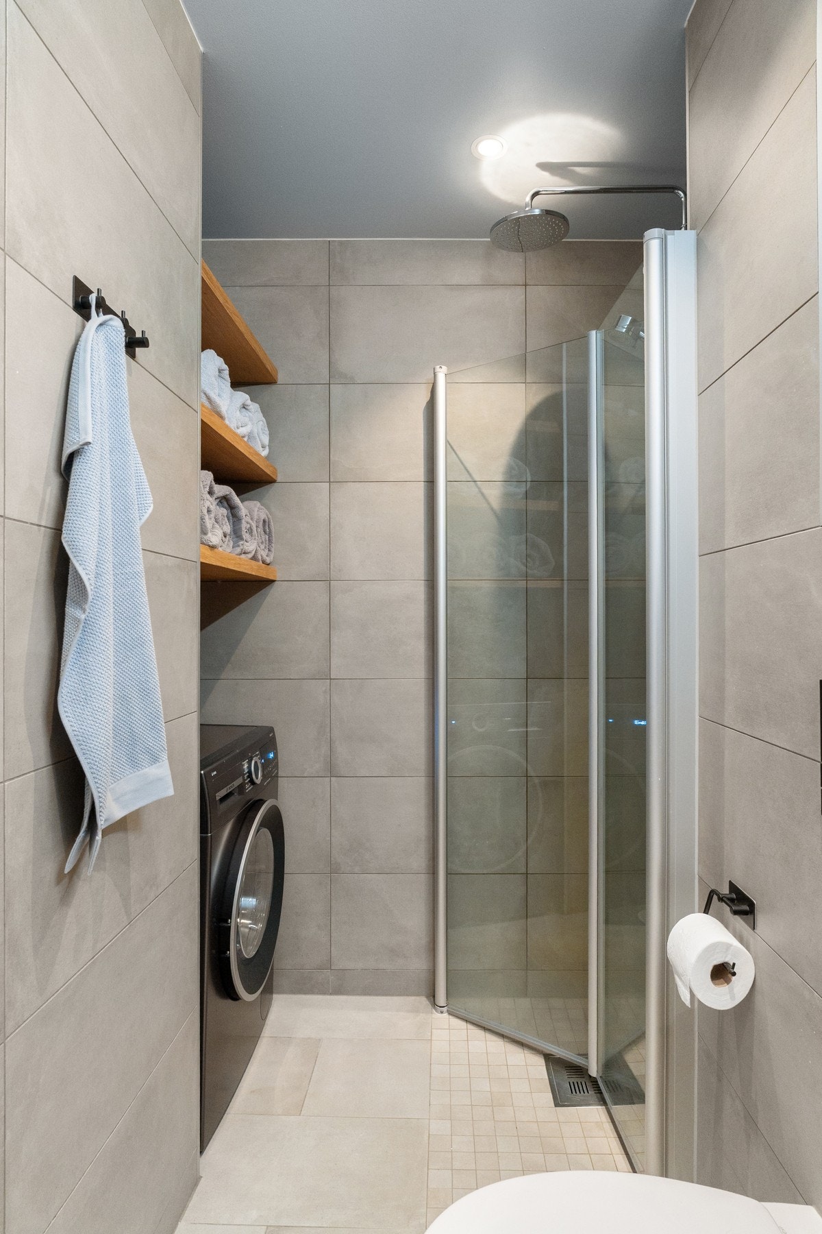 Svingbare dusjvegger og termostatstyrt dusjbatteri i krom med både hånd- og regnfallsdusj Galleribilde