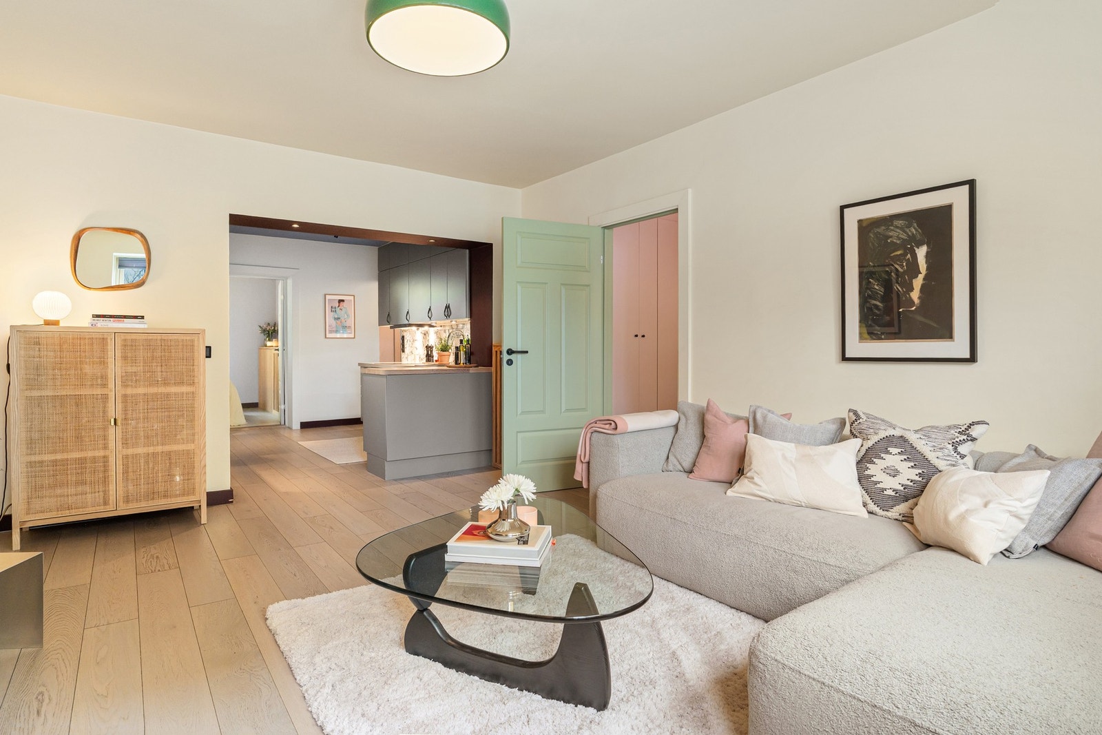 Det er god plass til romslig sofaløsning med mer Galleribilde