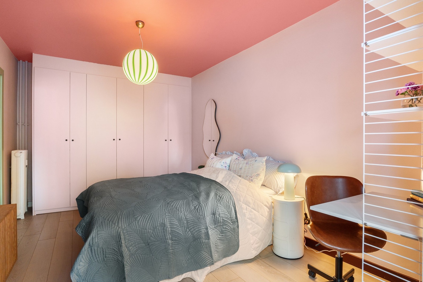 Plassbygde garderobe- og hylleløsninger Galleribilde