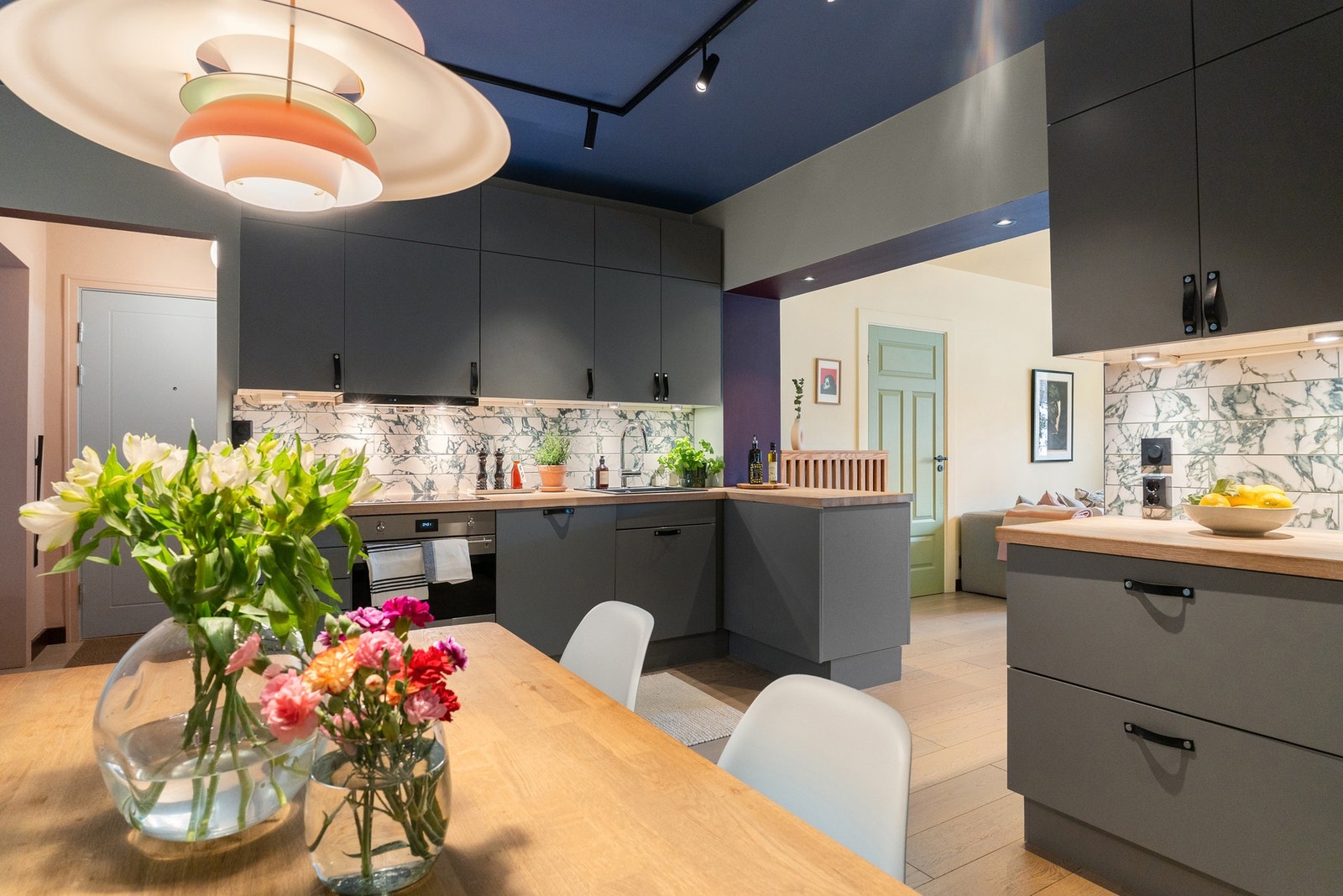 Gjennomgående 4-roms leilighet med separat kjøkken og balkong Galleribilde