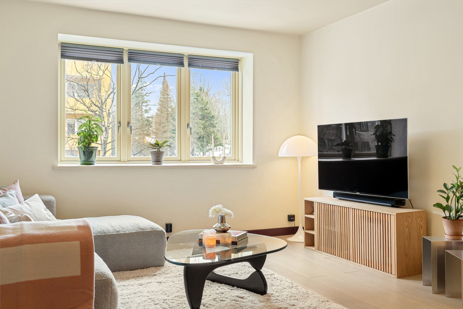 Leiligheten har gjennomgående en-stavs parkettgulv samt malte slette vegg- og takflater Galleribilde