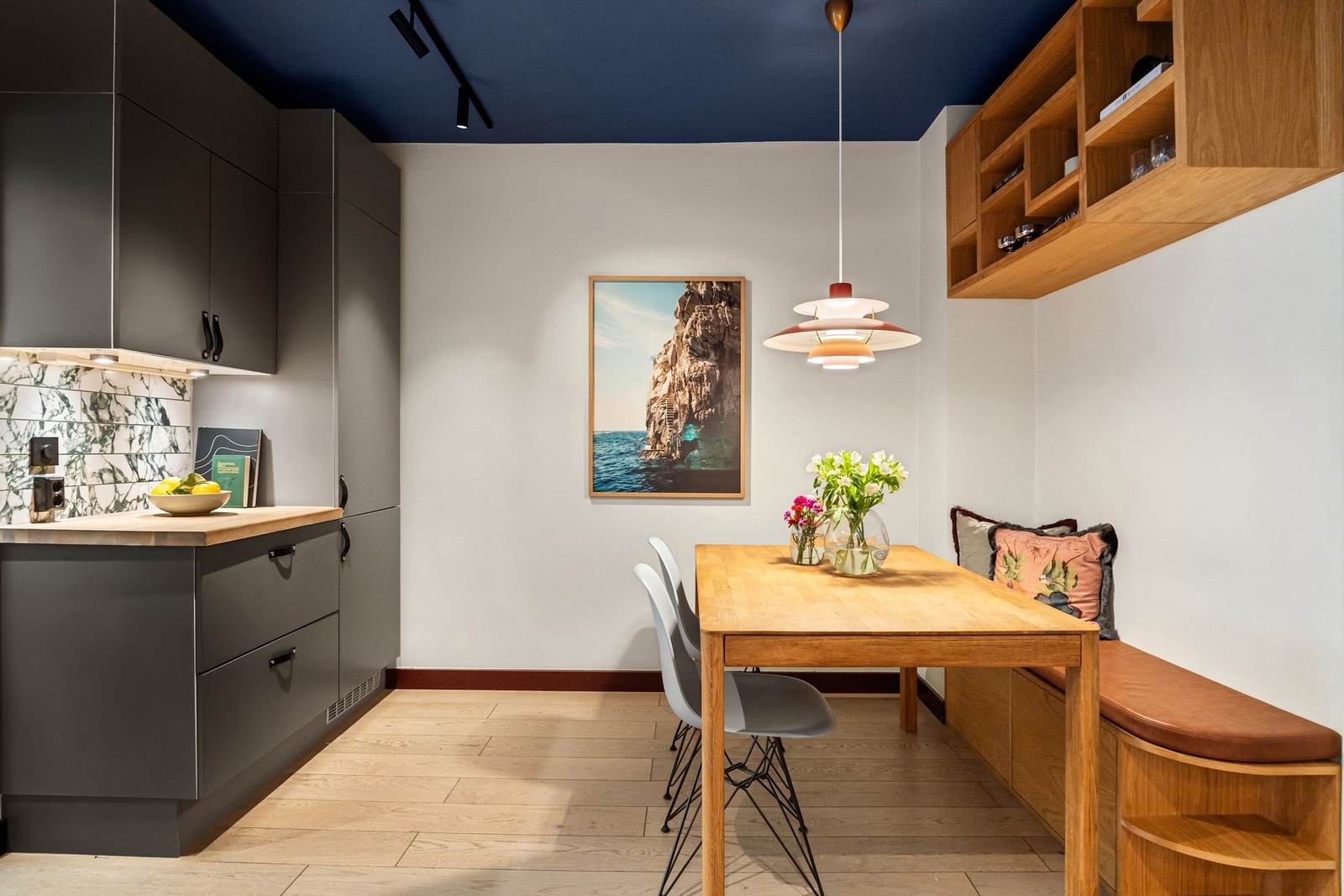 Møbelsnekrede hylleløsninger i eik og god plass til spisestue. Det er montert vannstopper (Waterguard) under kjøkkenskap Galleribilde