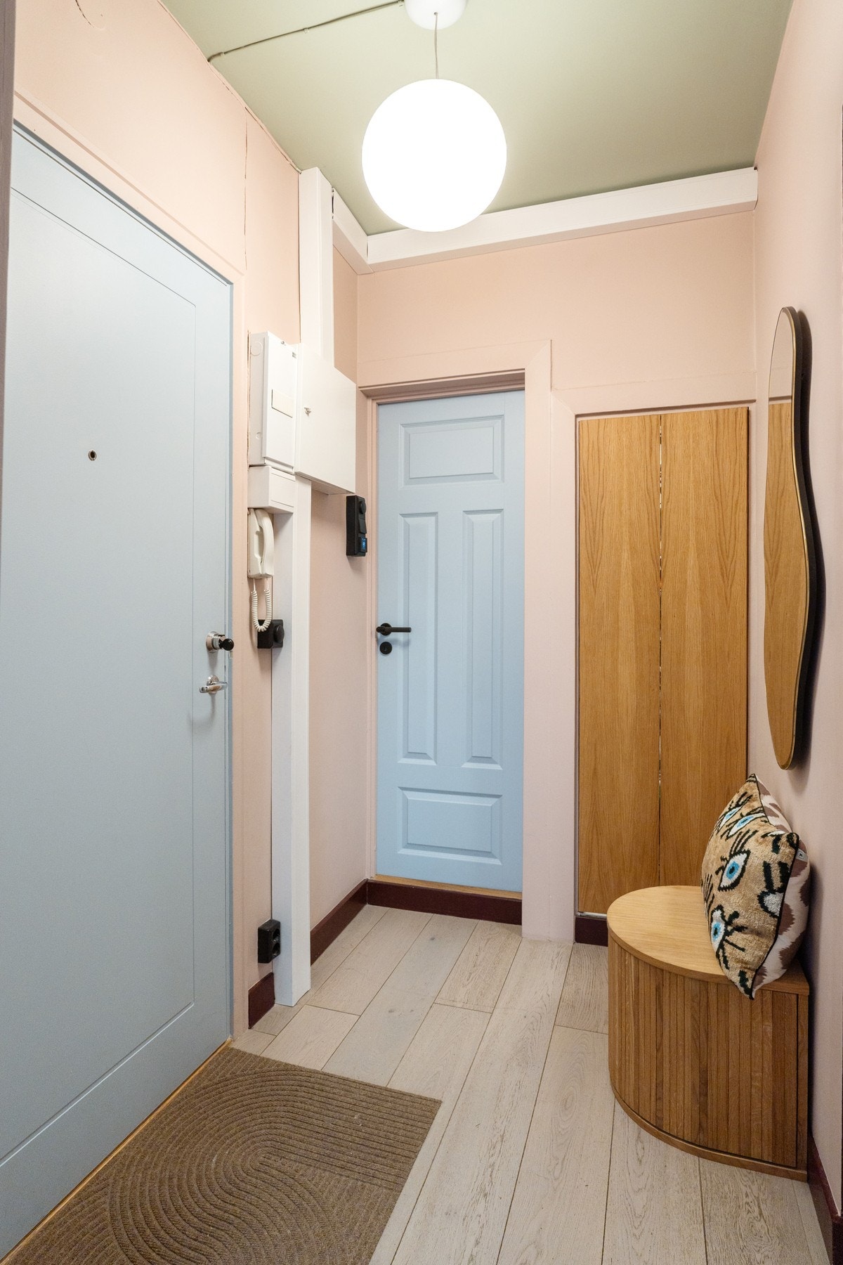 Innbydende entré med plass til sko og yttertøy samt ytterligere lagring i kott. Det er felles dørcallinganlegg. Galleribilde