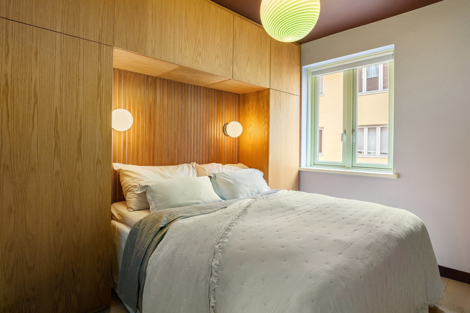 Soverom II vender ut mot rolig bakgård Galleribilde