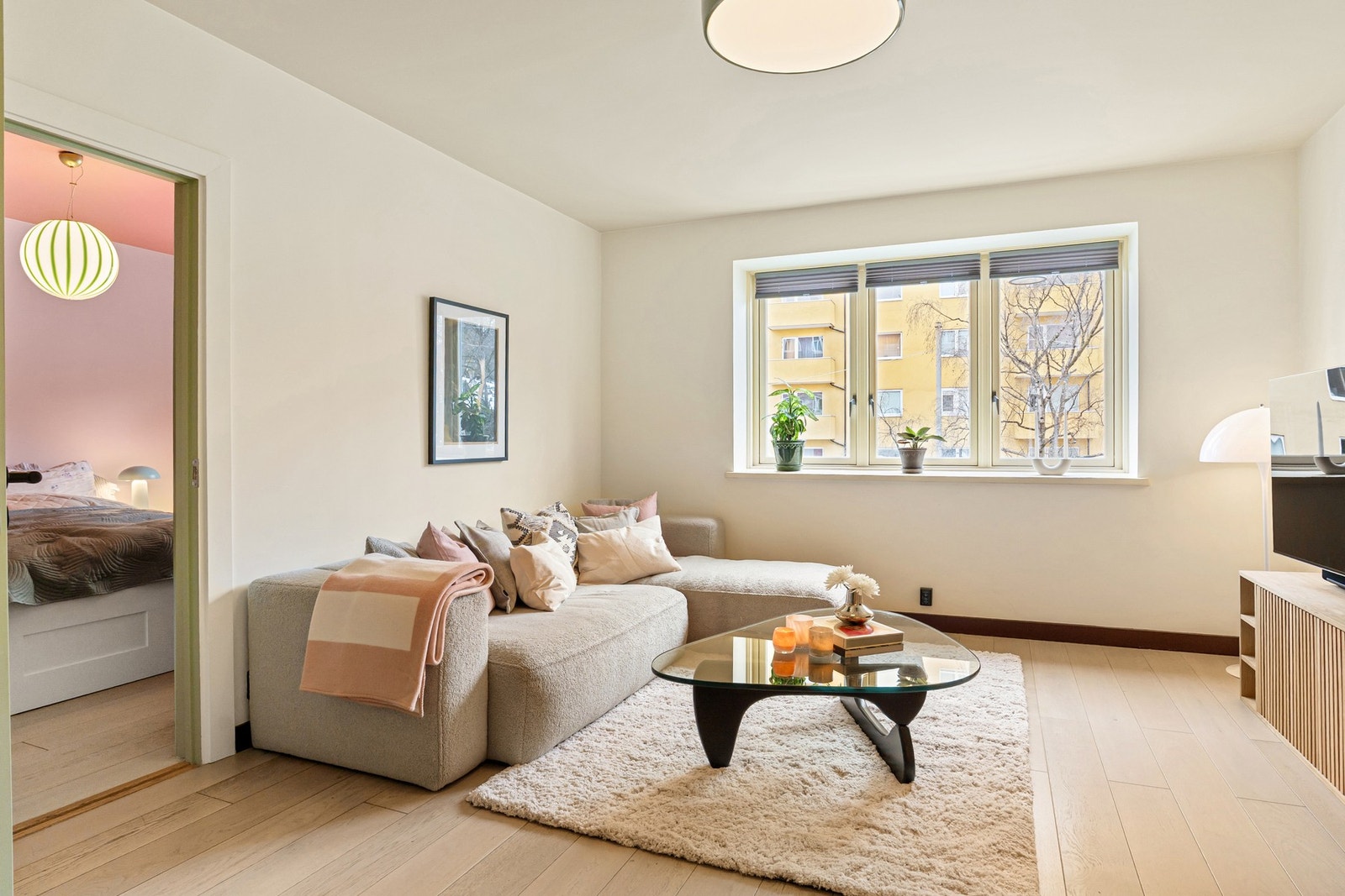 Stuen fremstår som lys og luftig med svært god takhøyde Galleribilde