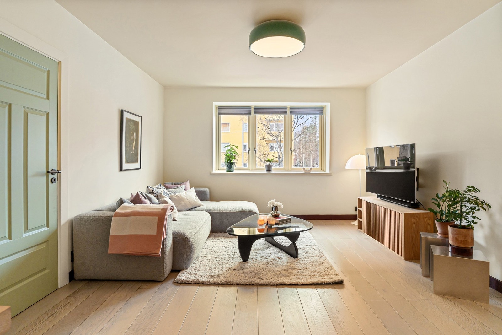 Utskiftning av alle vinduer og verandadør i 2018 (glass med
støydemping i vinduer og verandadør mot Kirkeveien) Galleribilde