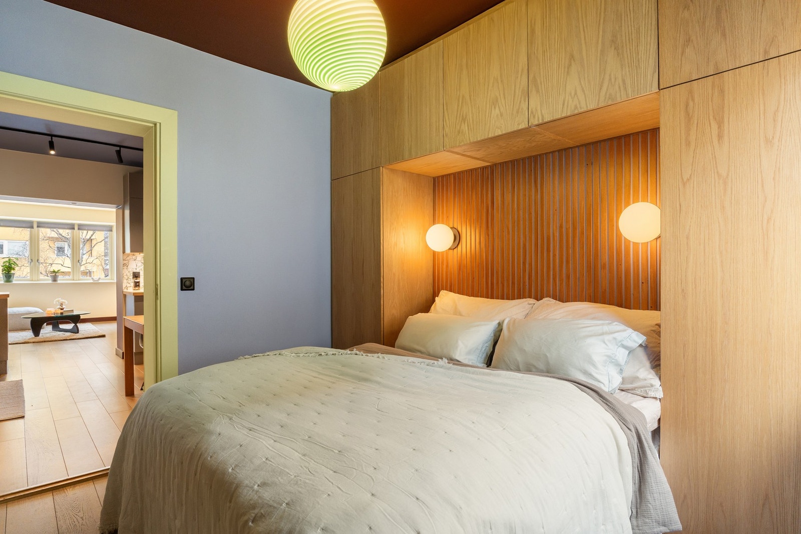 Soverom II med plassbygd garderobe og innkassing av radiator Galleribilde