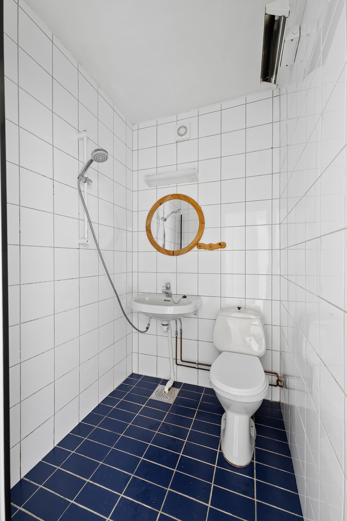 Flislagt bad. Det er felles vaskeri i kjeller Galleribilde