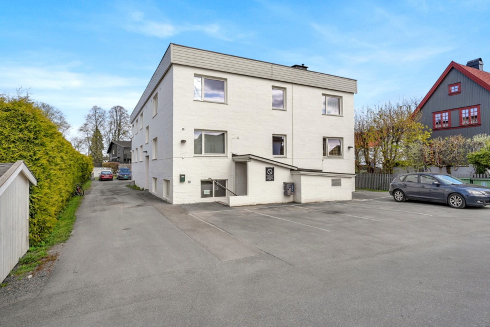 Fasade. Det er mulighet for å kjøpe fast, utvendig biloppstillingsplass Galleribilde