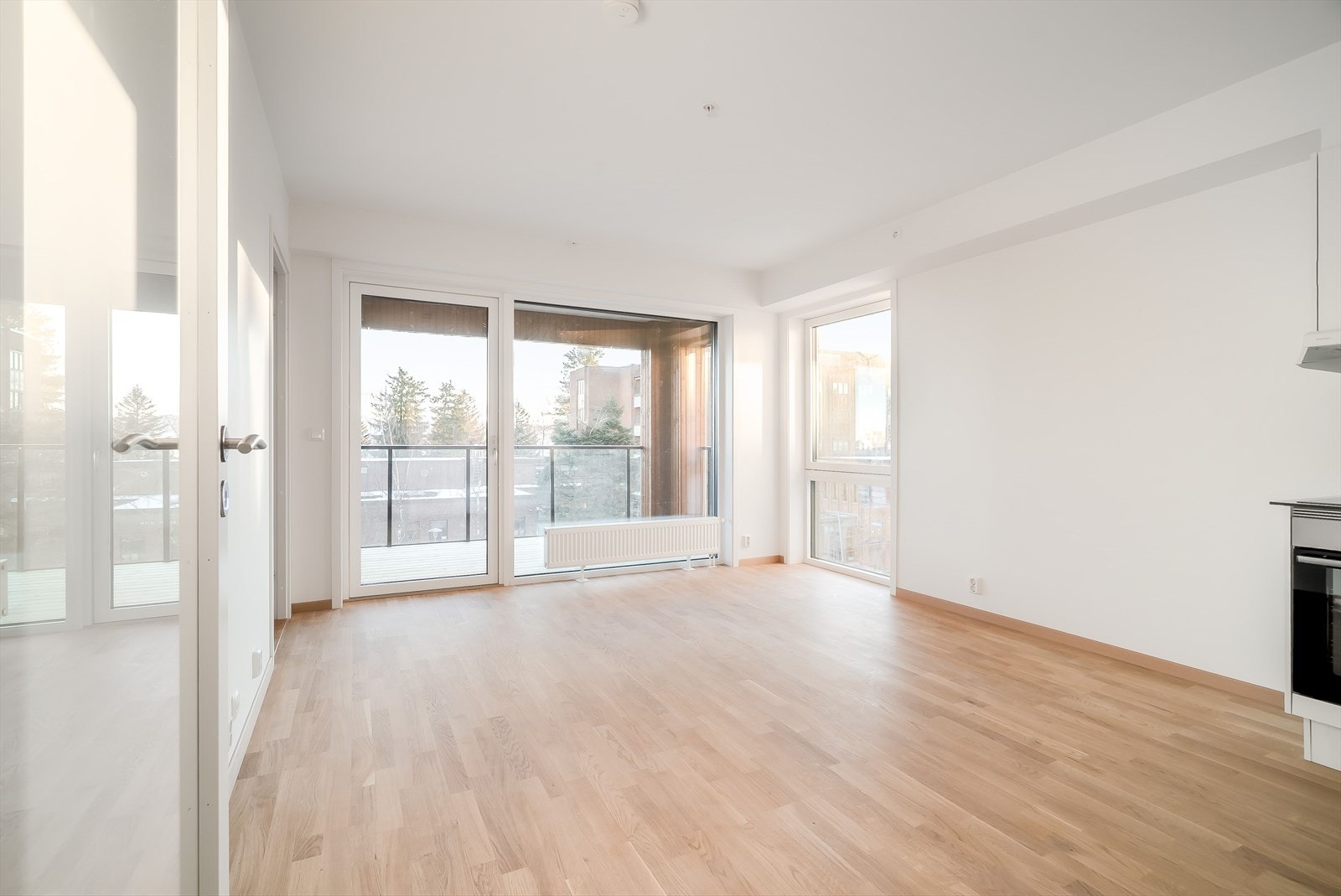 Store vindusflater i flere himmelretninger sørger for rikelig med naturlig lys. Galleribilde