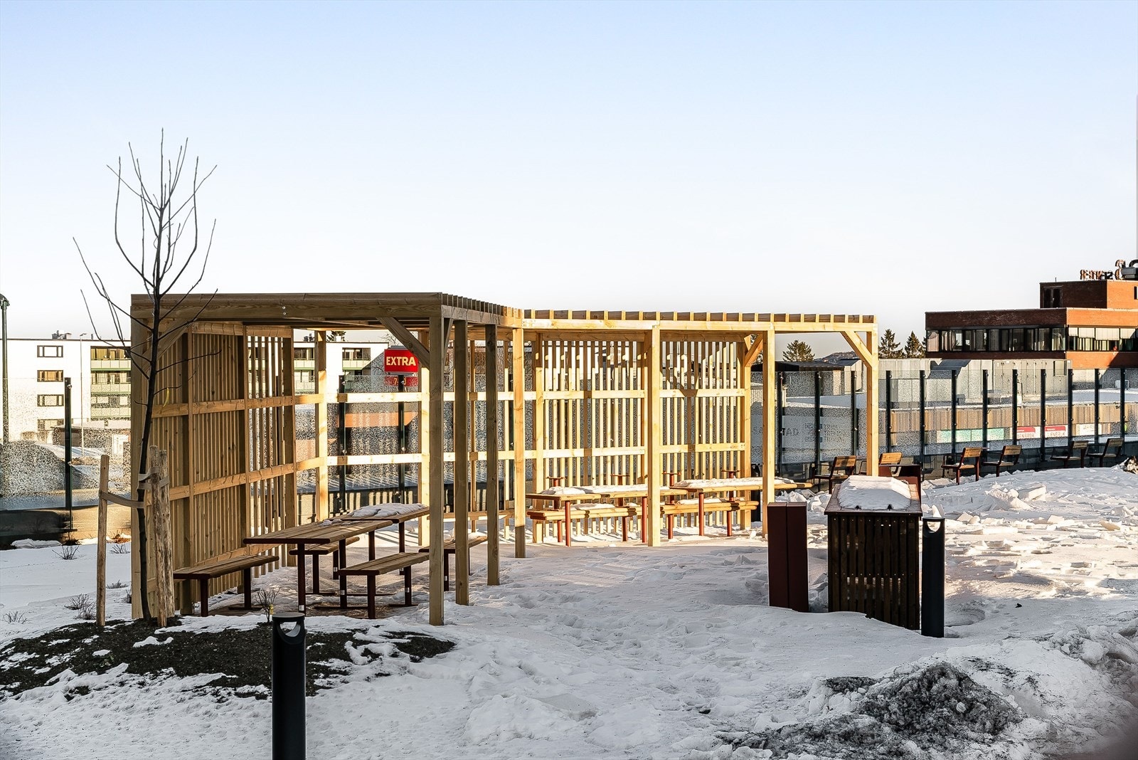 Eiendommen er pent opparbeidet med benker og bord, og byr på trivelige fellesområder for beboerne. Galleribilde