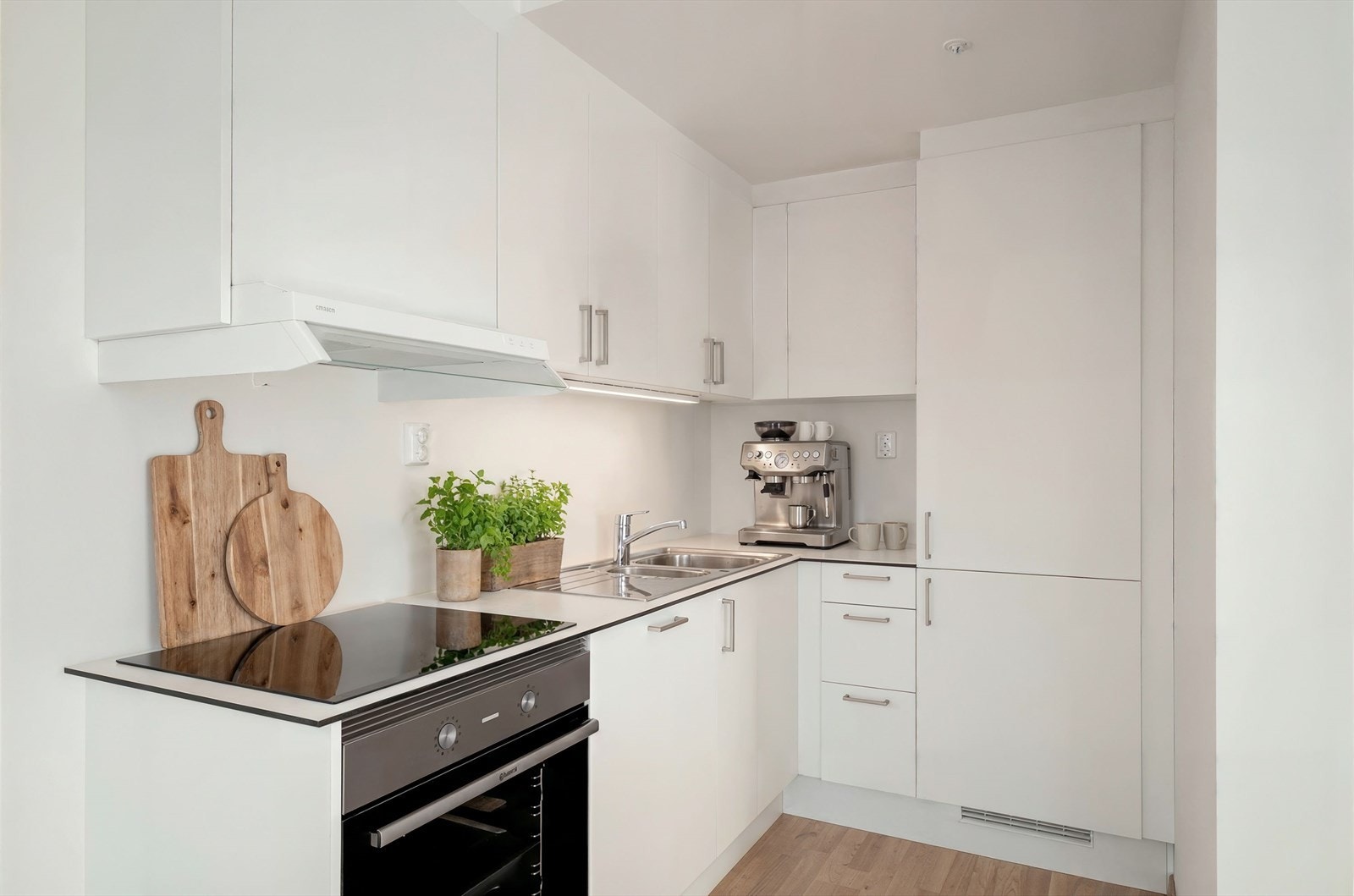 Illustrasjonsbilde - Kjøkkenet er lyst og tidløst med rikelig skap- og benkeplass, samt integrerte hvitevarer som gir et helhetlig uttrykk. Galleribilde