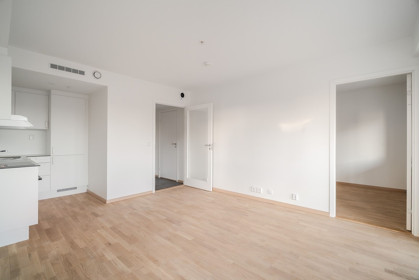 Stue og kjøkken er samlet i en lys og åpen løsning som skaper en romslig følelse. Galleribilde