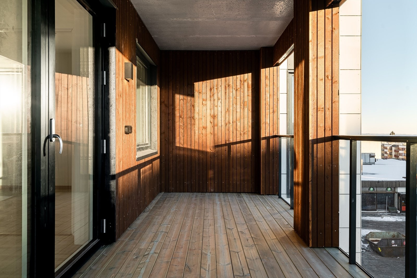 Balkongen har god plass til utemøbler og kan enkelt innredes i flere soner. Galleribilde