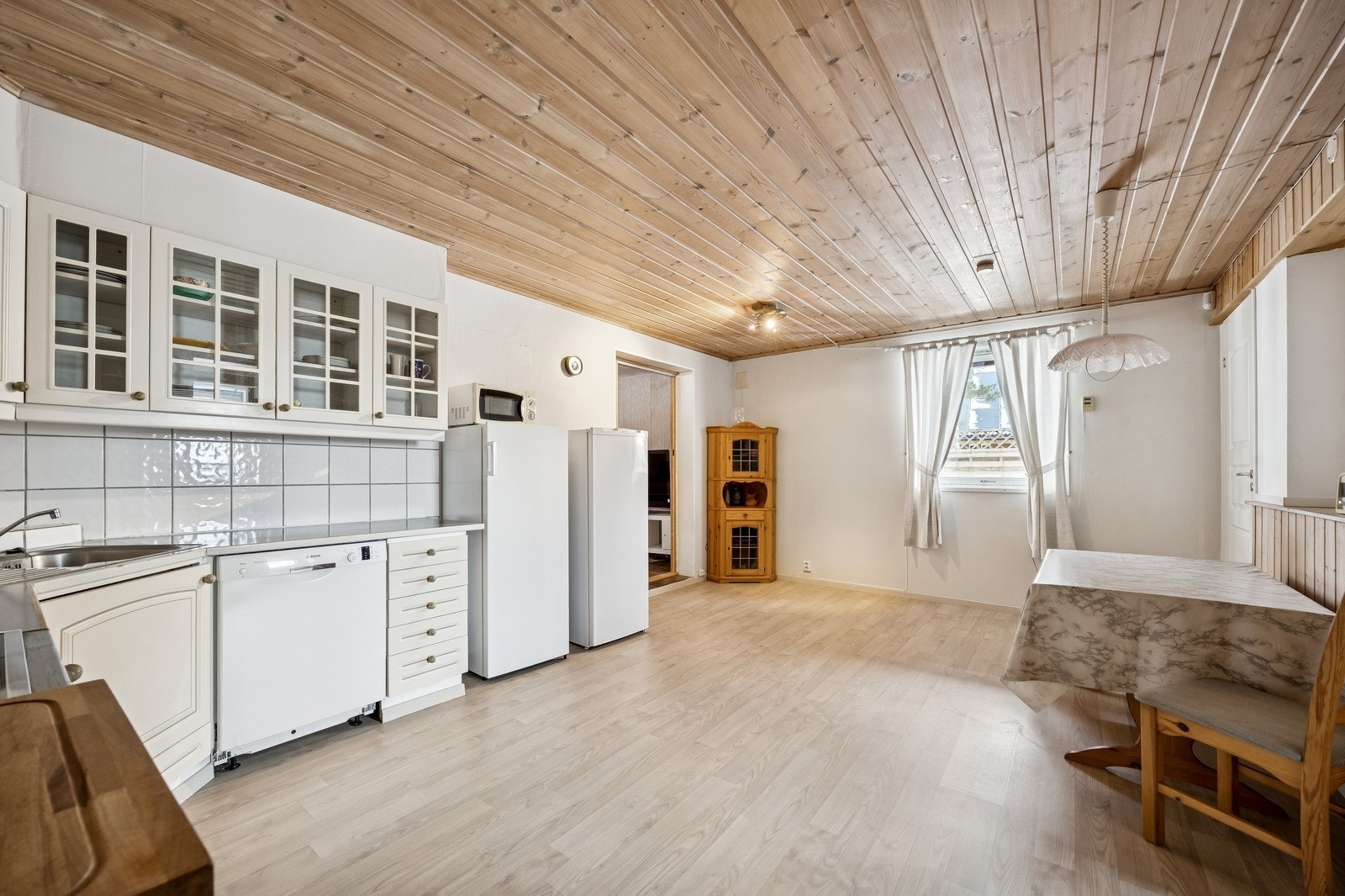 Romslig kjøkken med plass til spisebord Galleribilde