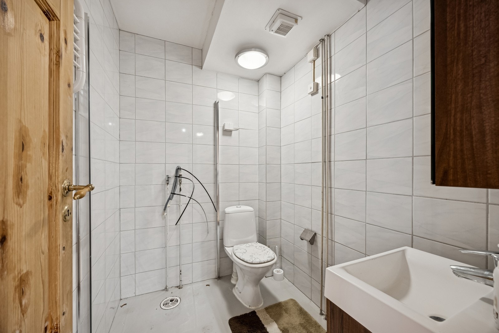 Separat toalett med opplegg for vaskemaskin Galleribilde