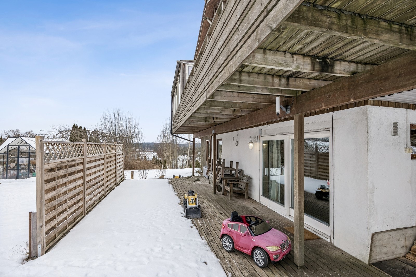 Stor og fin uteplass. Stor hage. Galleribilde