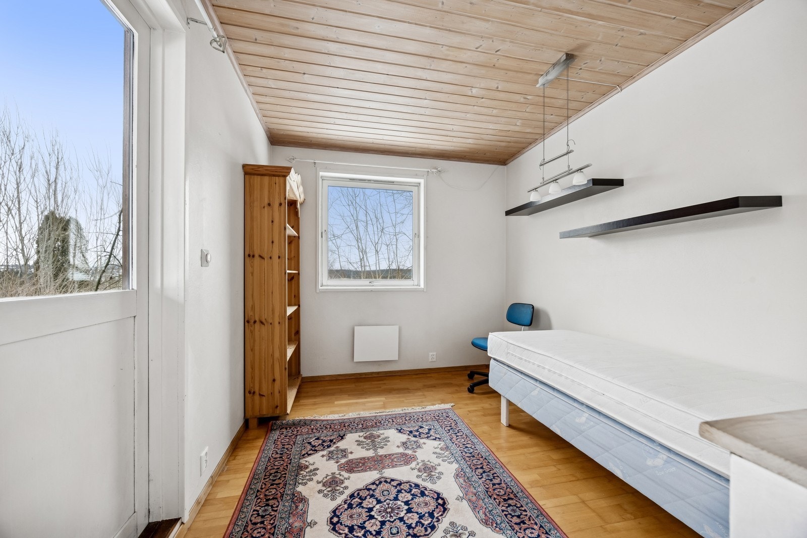 Lyst soverom med egen utgang til uteplassen Galleribilde